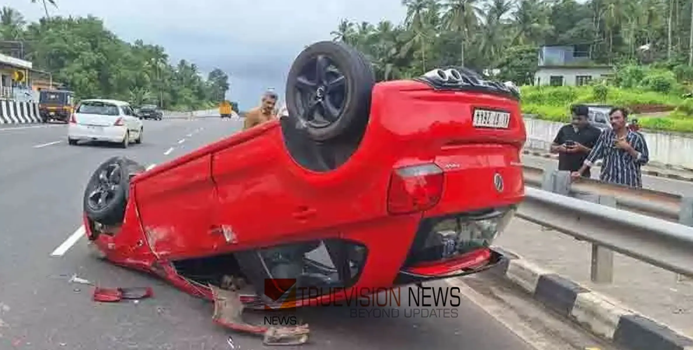 #accident | തലശ്ശേരി - മാഹി ബൈപാസിൽ  വാഹനാപകടം; നിയന്ത്രണംവിട്ട കാർ മറ്റൊരു കാറിലിടിച്ച് മറിഞ്ഞു