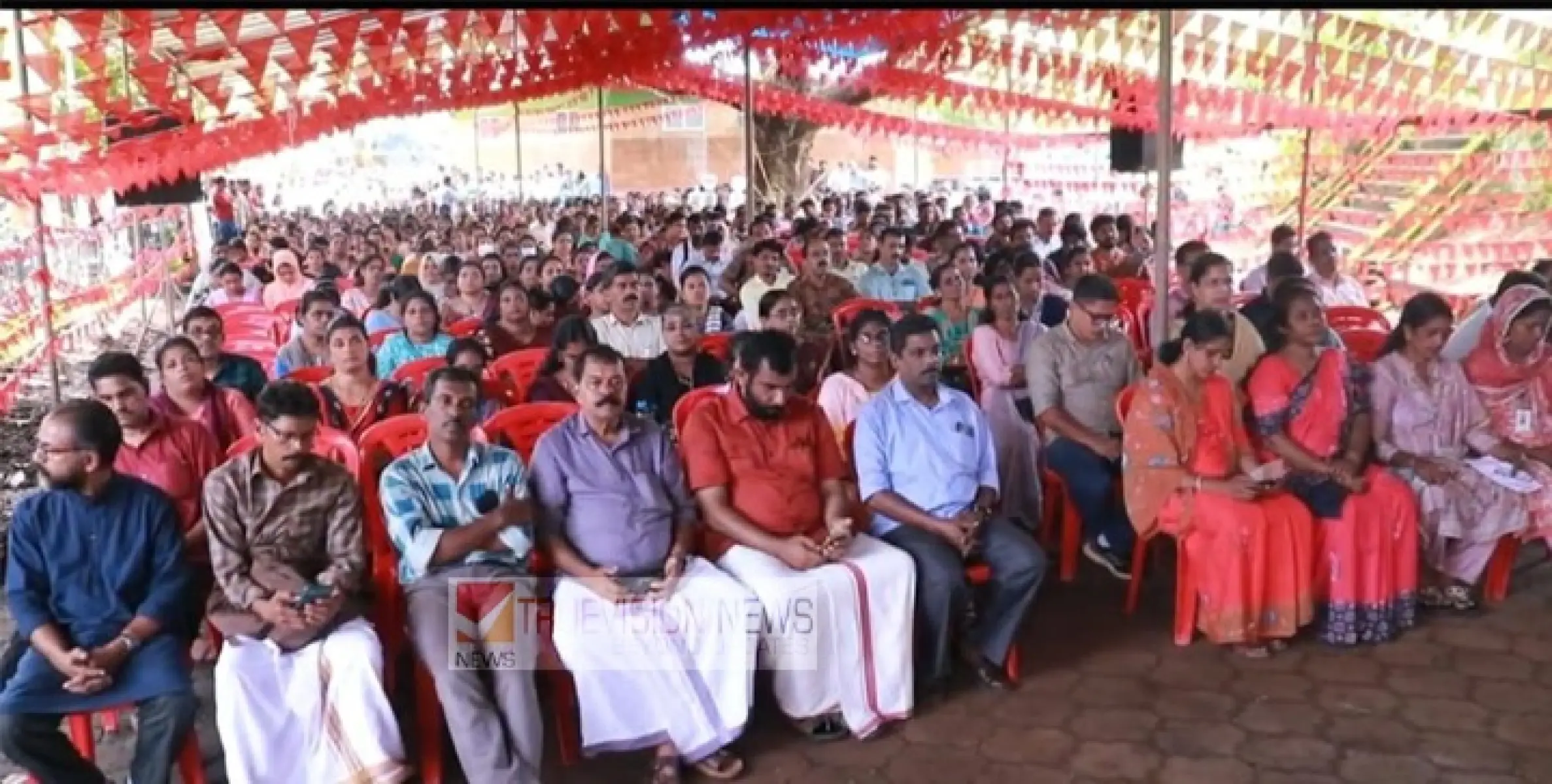 ശക്തി വിളിച്ചോതി തലശേരി സിവിൽ സ്റ്റേഷൻ പരിസരത്ത് മാർച്ചും, ധർണയും നടത്തി  എൻ.ജി.ഒ 