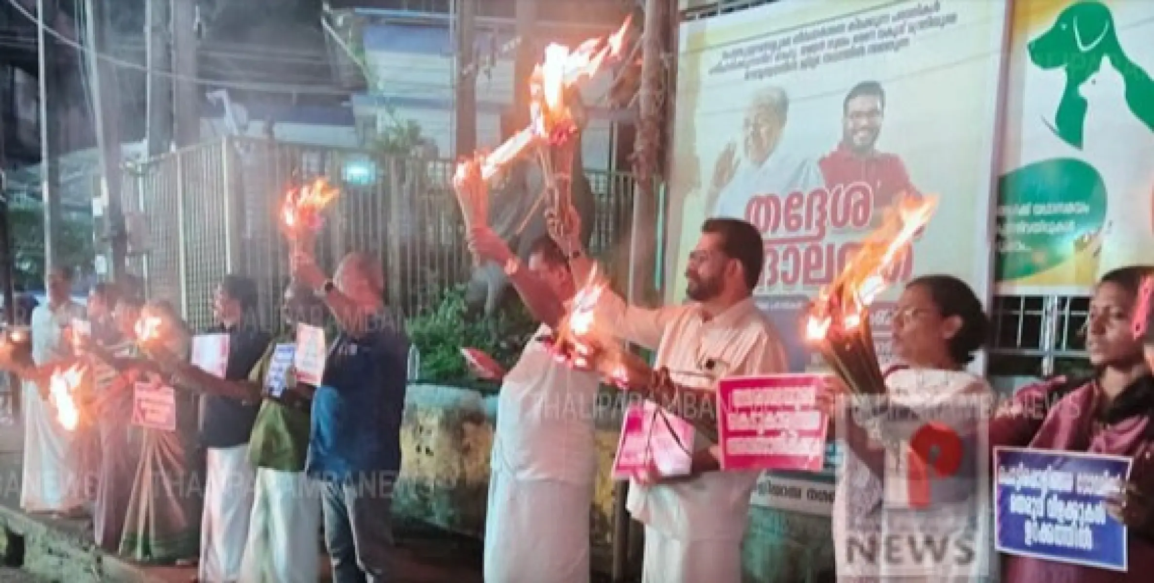 തെരുവ് വിളക്കുകൾ പ്രവർത്തനരഹിതം: പ്രതിപക്ഷ കൗൺസിലർമാർ തളിപ്പറമ്പ് നഗരത്തിൽ ചൂട്ടുകത്തിച്ച് പ്രതിഷേധം സംഘടിപ്പിച്ചു