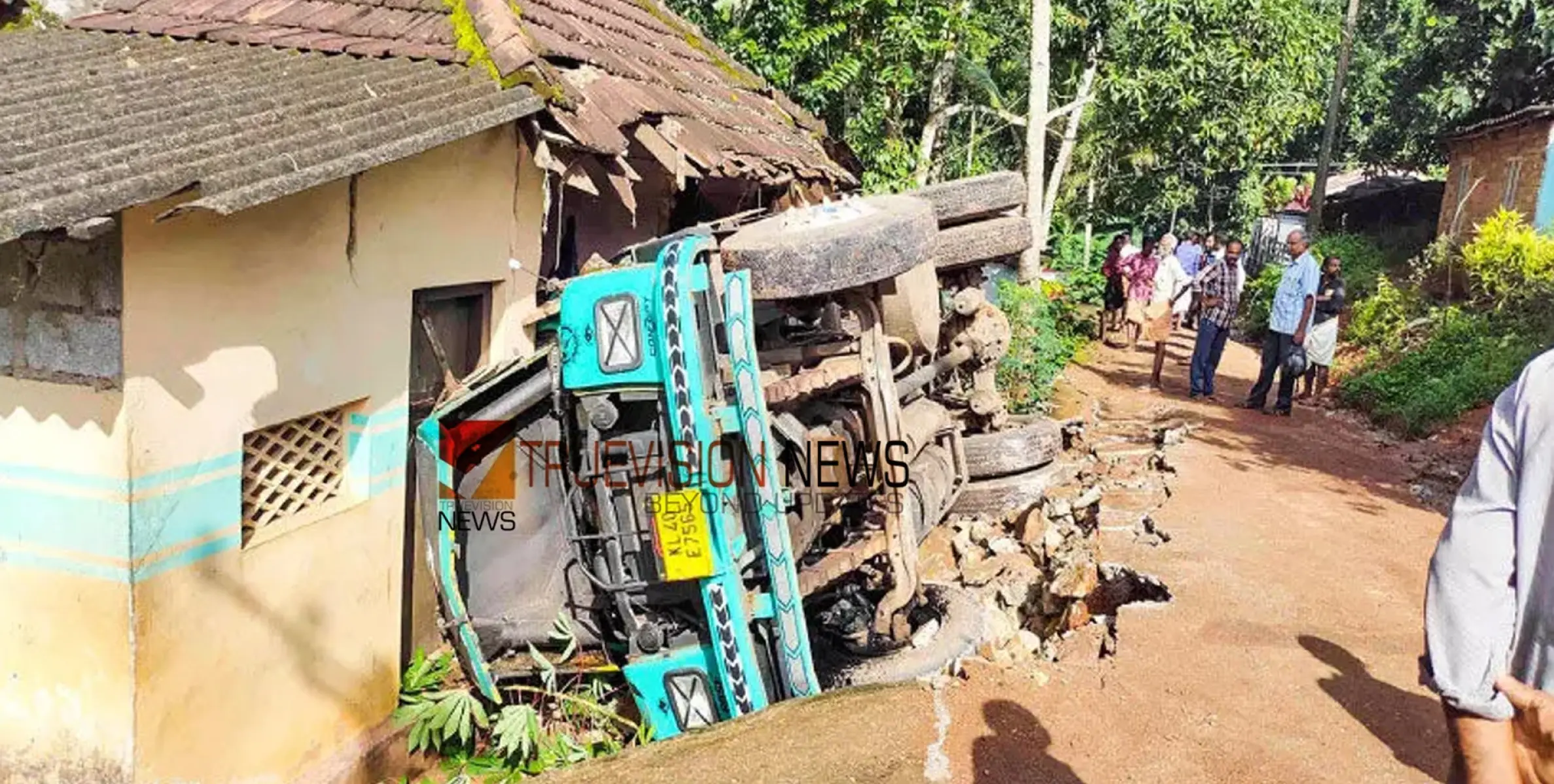 #accident | പാ​റ​യു​മാ​യി പോ​യ ടി​പ്പ​ർ ലോ​റി വീ​ട്ടു മു​റ്റ​ത്തേ​ക്ക് മ​റി​ഞ്ഞു, വീട്ടുകാർ രക്ഷപ്പെട്ടത് ത​ല​നാ​രി​ഴയ്ക്ക്