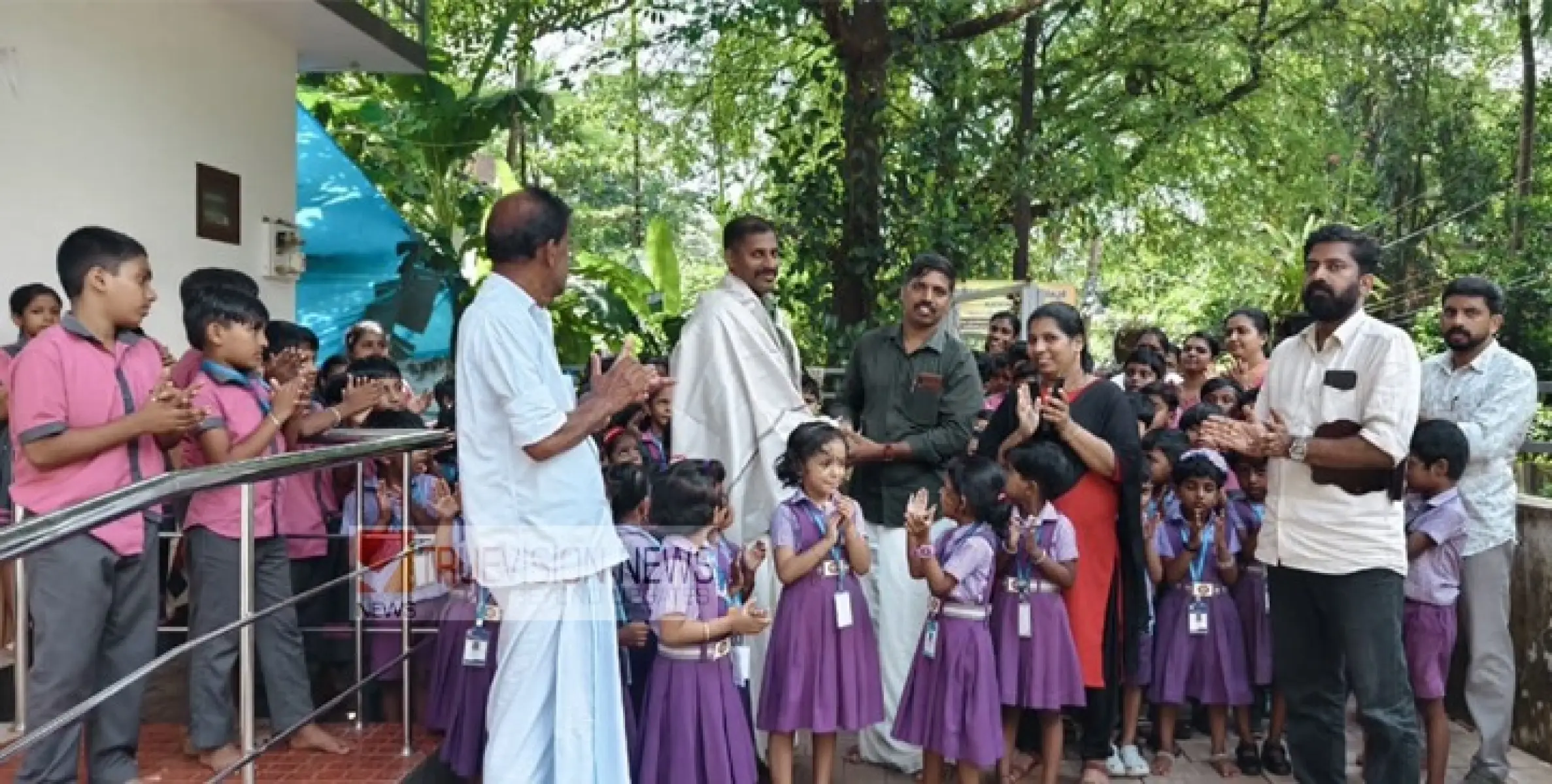 സേവന മാതൃക ; വയനാട് ദുരന്തമുഖത്തെ സേവനം ബവിജേഷിനെ ആദരിച്ച് സെൻട്രൽ പുത്തൂർ എൽ.പി