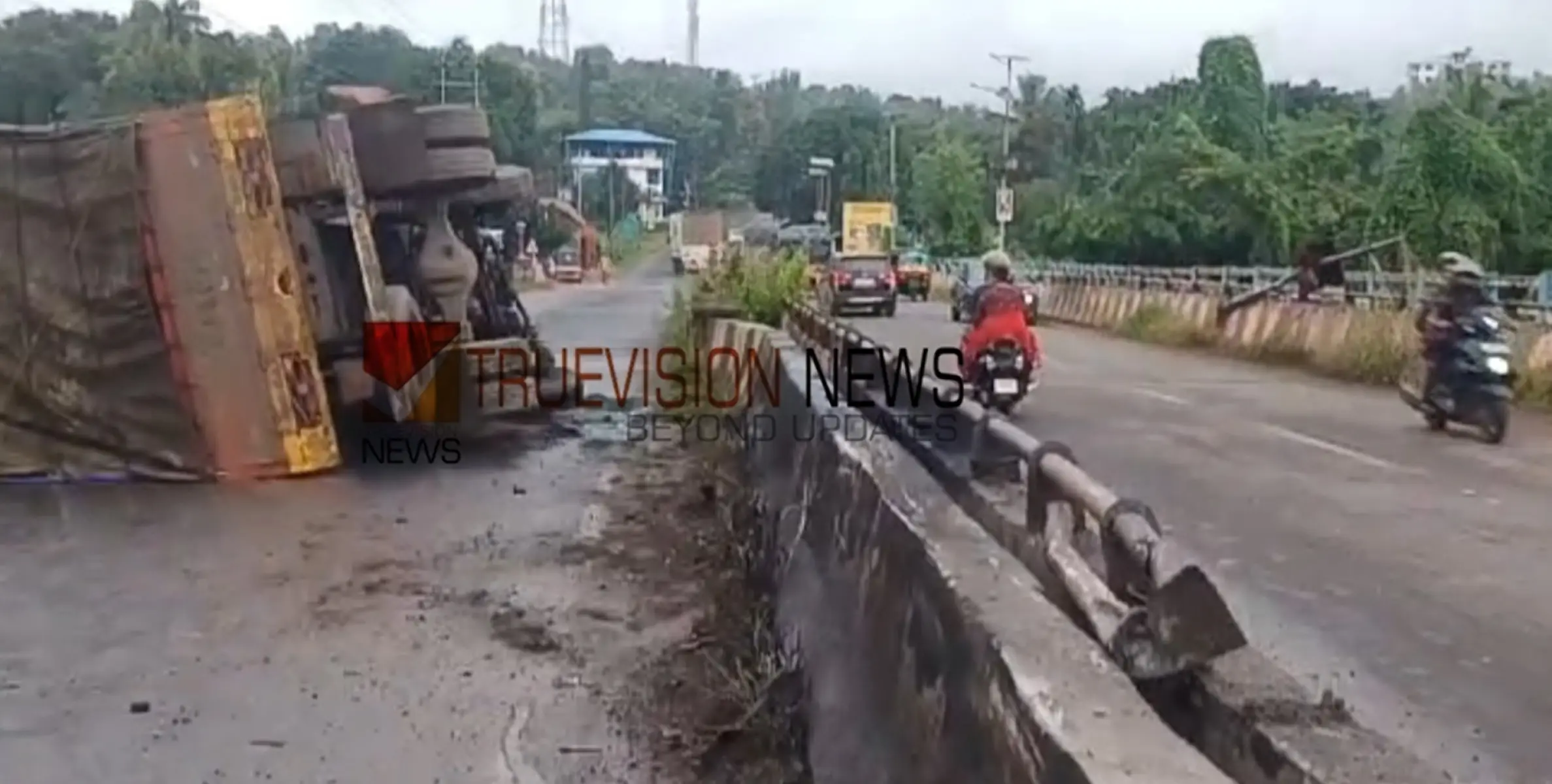 #accident | കണ്ണൂരിൽ നിയന്ത്രണം വിട്ട ലോറി മറിഞ്ഞ് അപകടം: രണ്ട് പേർക്ക് പരിക്ക് 