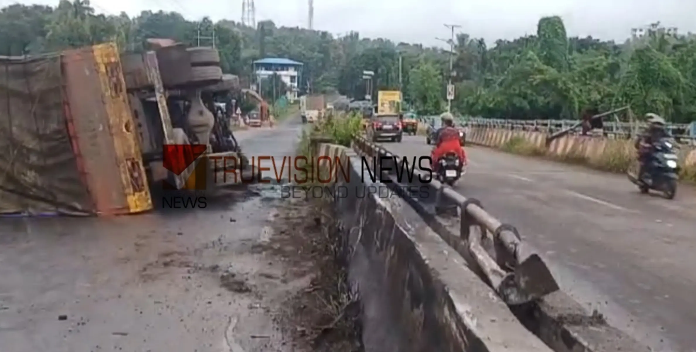 കണ്ണൂരിൽ നിയന്ത്രണം വിട്ട ലോറി മറിഞ്ഞ് അപകടം: രണ്ട് പേർക്ക് പരിക്ക്