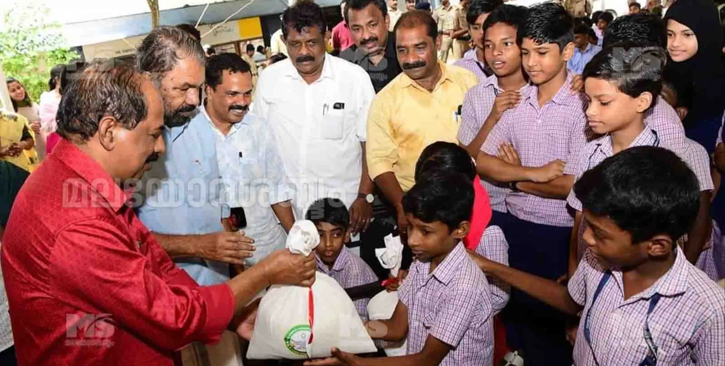 സംസ്ഥാനത്തെ എല്ലാ കുട്ടികള്‍ക്കും ഓണത്തിന് 5 കിലോ അരി വിതരണം ചെയ്യും 