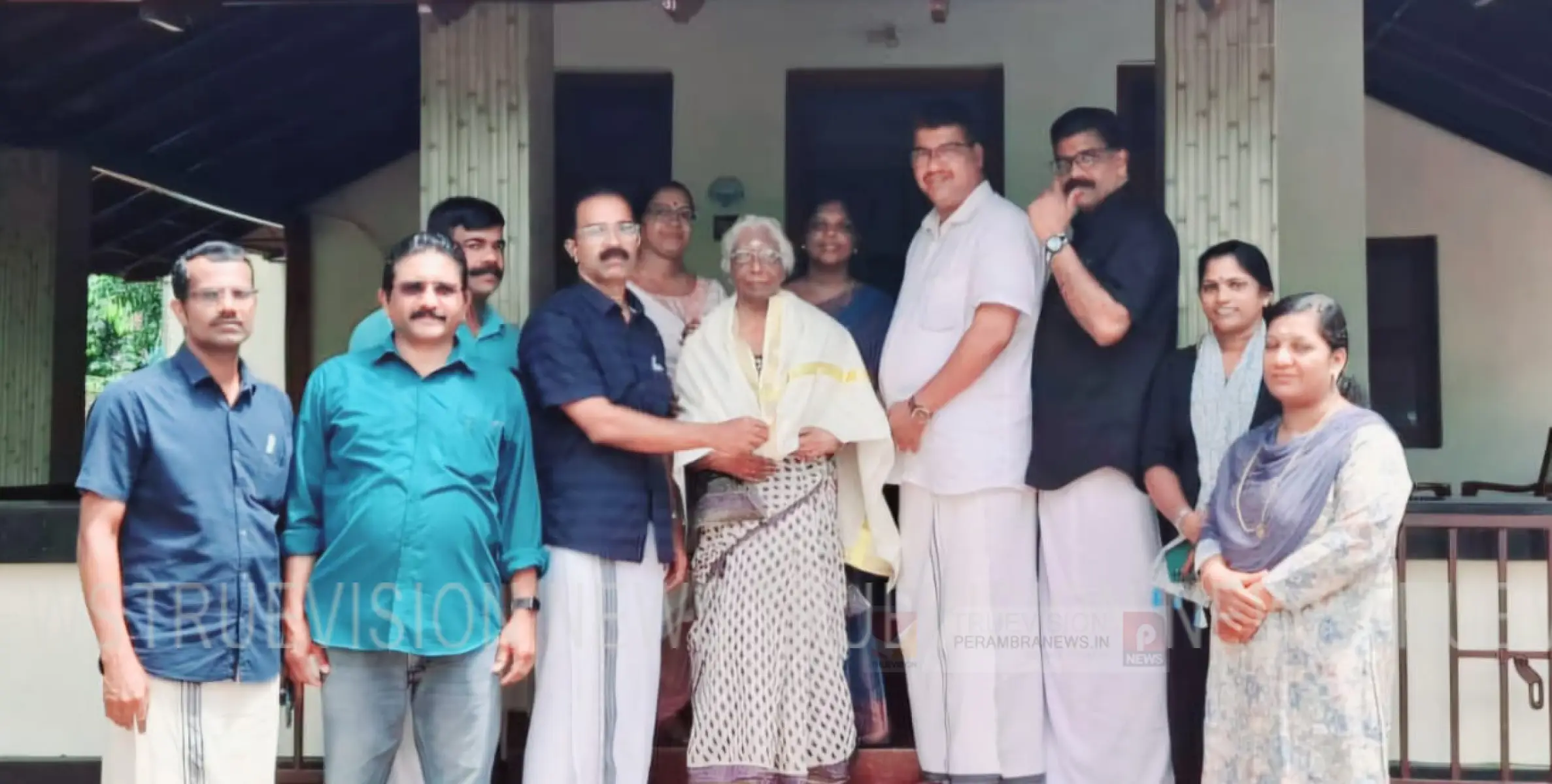 അധ്യാപക ദിനത്തില്‍ മുന്‍പ്രധാനഅധ്യാപികയെ വീട്ടില്‍എത്തി ആദരിച്ചു 