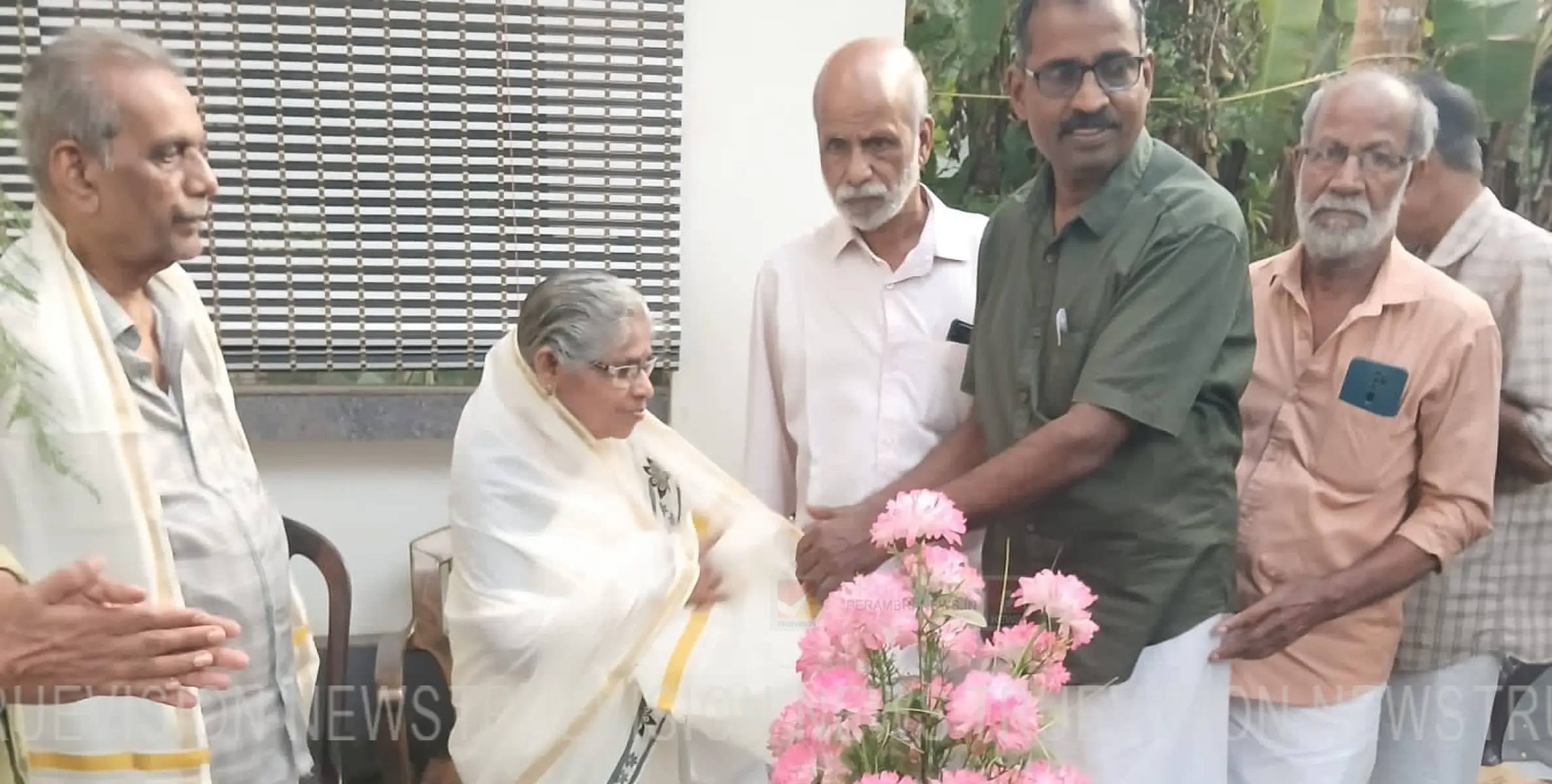 അധ്യാപക ദമ്പതികള്‍ക്ക് പട്ടാണിപ്പാറ നവീന ഗ്രന്ഥശാലയുടെ ആദരം