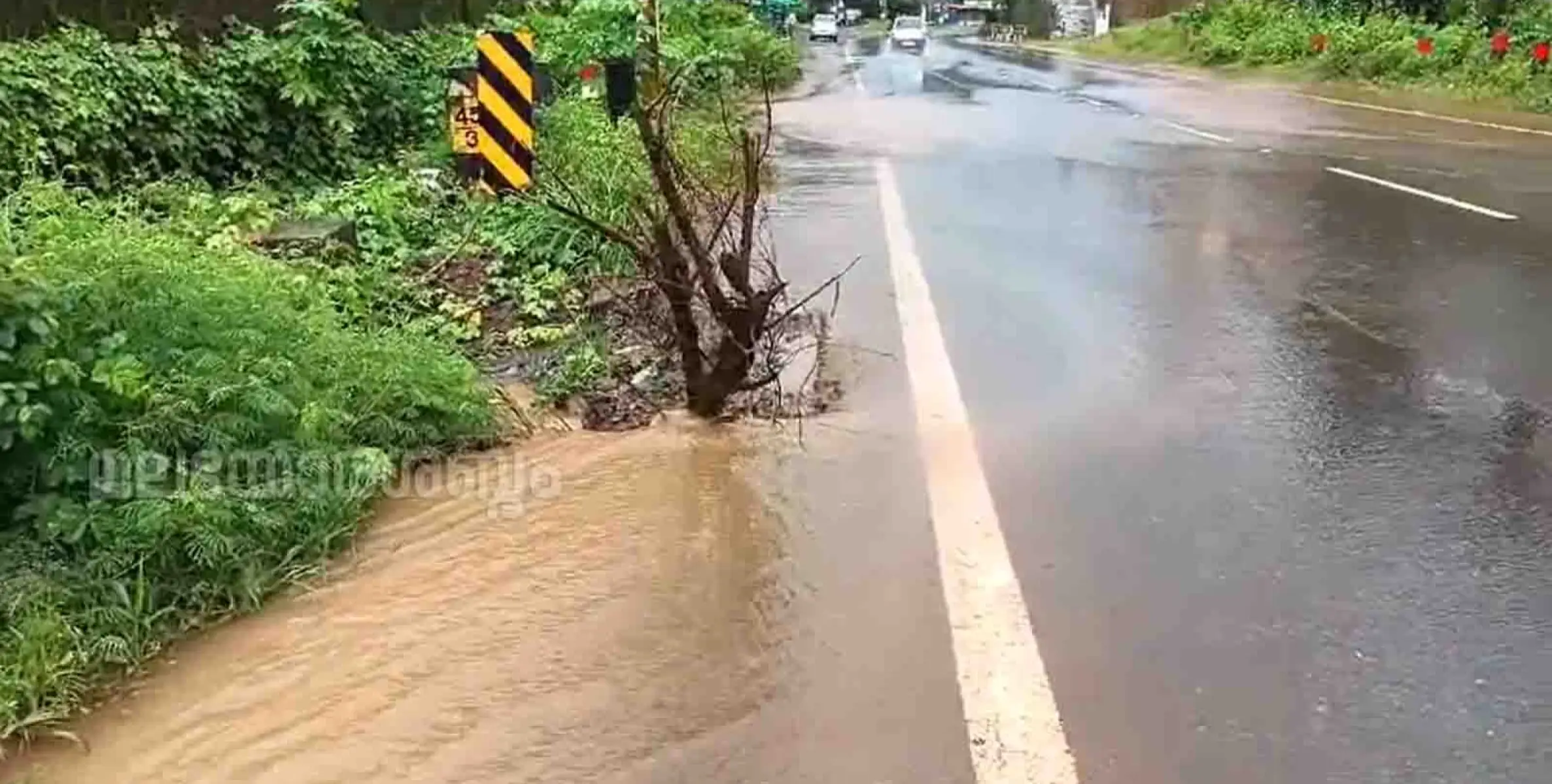 ഇരിട്ടി മാടത്തിൽ പള്ളിക്ക് സമീപം അന്തർസംസ്ഥാന പാതയിൽ രൂപപ്പെട്ട വെള്ളക്കെട്ട് യാത്രക്കാർക്ക് ഭീക്ഷണി ആകുന്നു