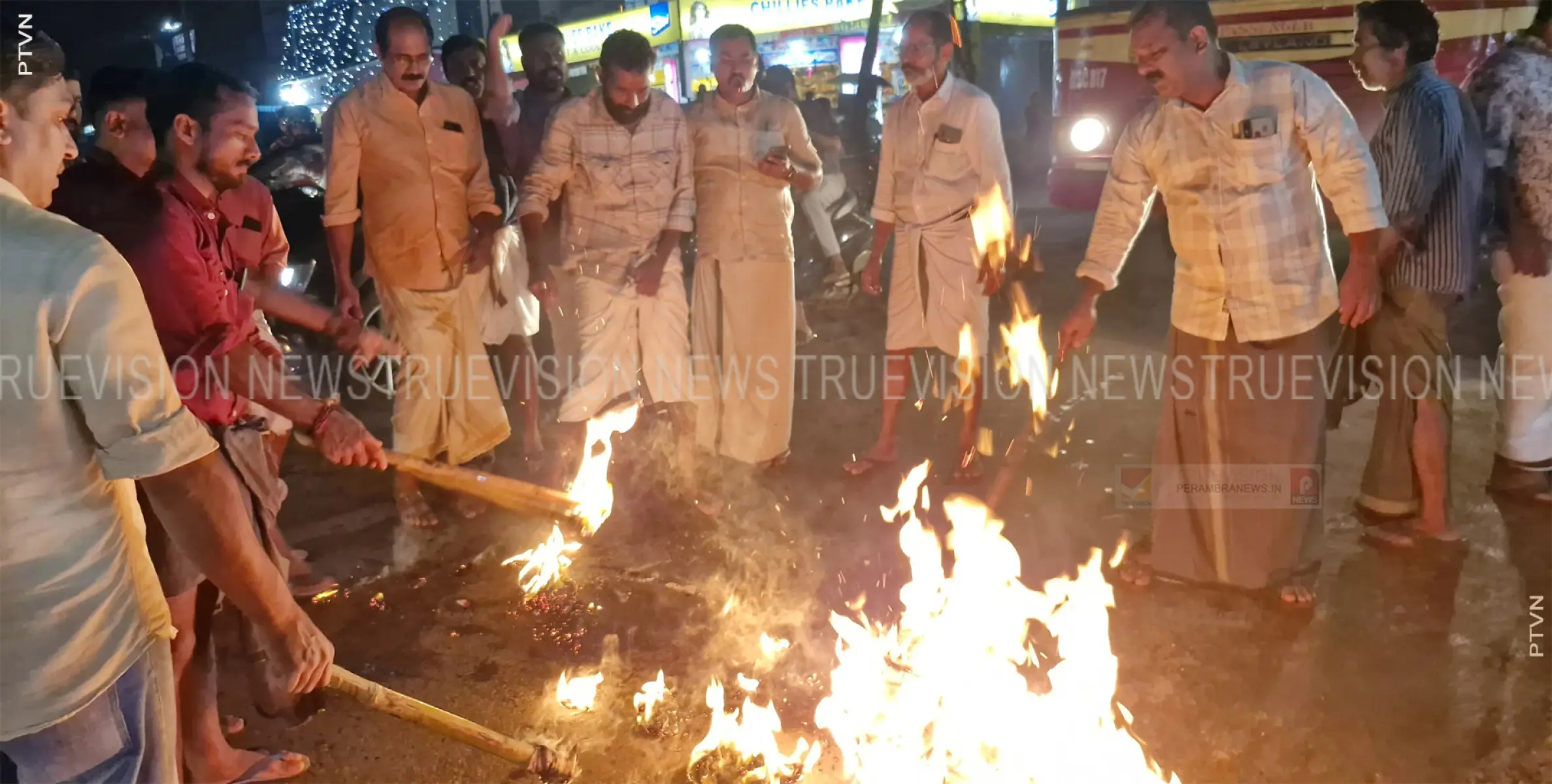  മുഖ്യമന്ത്രി  പിണറായി വിജയന്റെ കോലം കത്തിച്ച് പ്രതിഷേധം