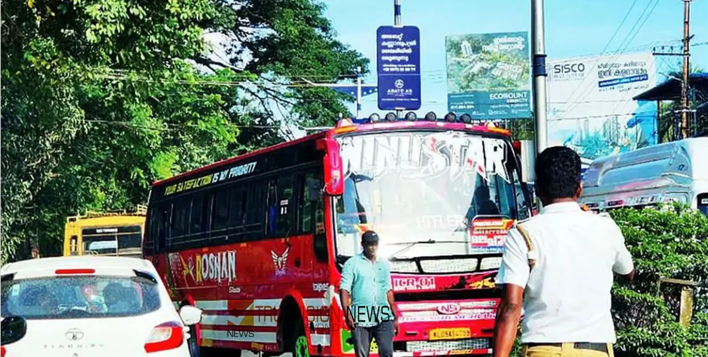 #trafficpolice | തിരക്കിനിടയില്‍ നുഴഞ്ഞുകയറിയ ബസിനെ ഏറ്റവും പിന്നിലെത്തിച്ച് ട്രാഫിക് പോലീസ്