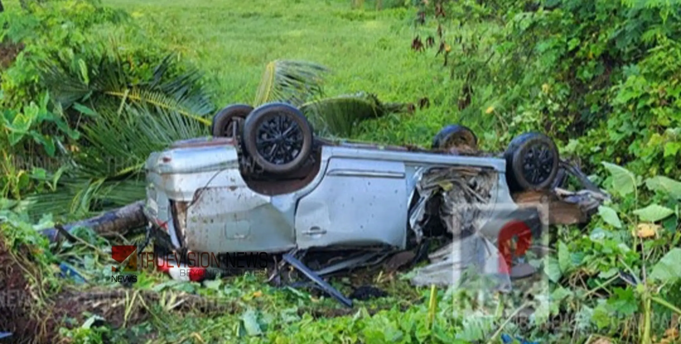 കണ്ണൂരിൽ ഇന്നോവ കാർ തലകീഴായി മറിഞ്ഞ് അപകടം: അഞ്ച് പേർക്ക് പരിക്ക്