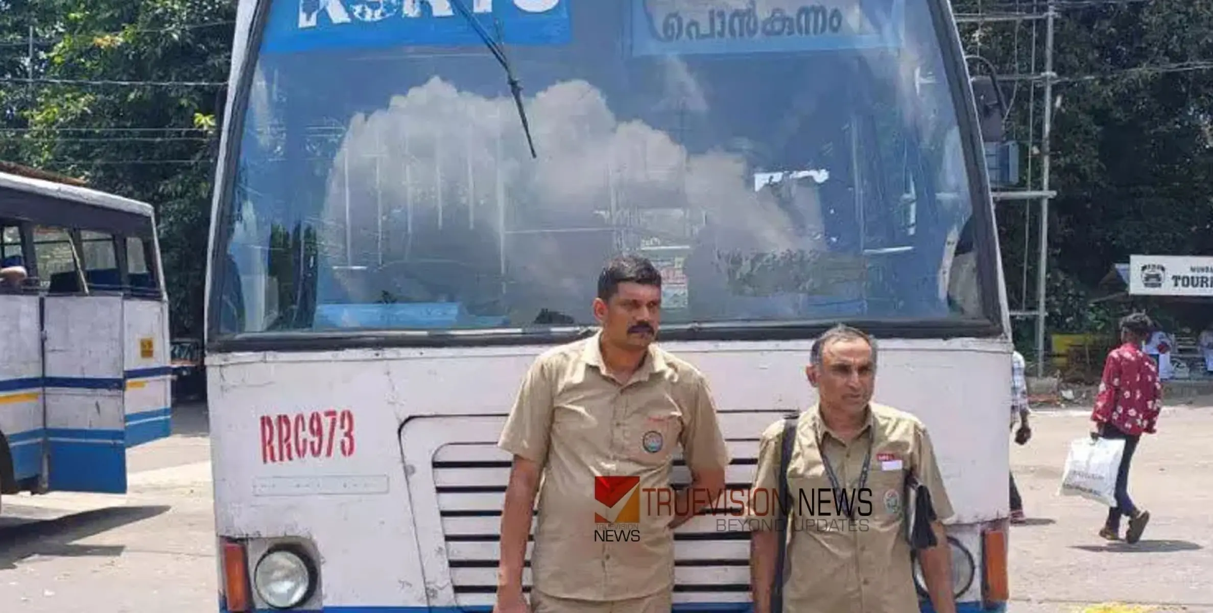 #KSRTC | രക്തംവാര്‍ന്ന് റോഡില്‍ കിടന്ന യുവാവിന് രക്ഷകരായി കെ.​എ​സ്.​ആ​ർ.​ടി.സി ജീവനക്കാര്‍; ആശുപത്രിയിലെത്തിച്ചത് ബസില്‍ 