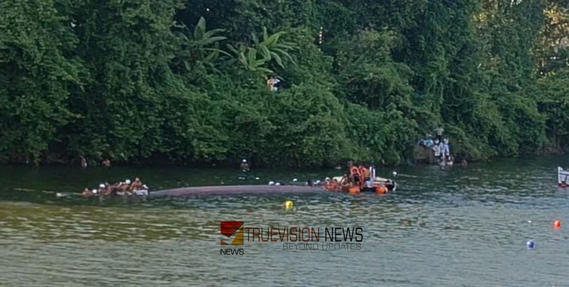 #death | ചതയം ജലോത്സവത്തിനിടെ പള്ളിയോടങ്ങള്‍ കൂട്ടിമുട്ടി തുഴച്ചിലുകാരന്‍ വീണു മരിച്ചു;  ഫൈനല്‍ മത്സരങ്ങള്‍ ഉപേക്ഷിച്ചു. 