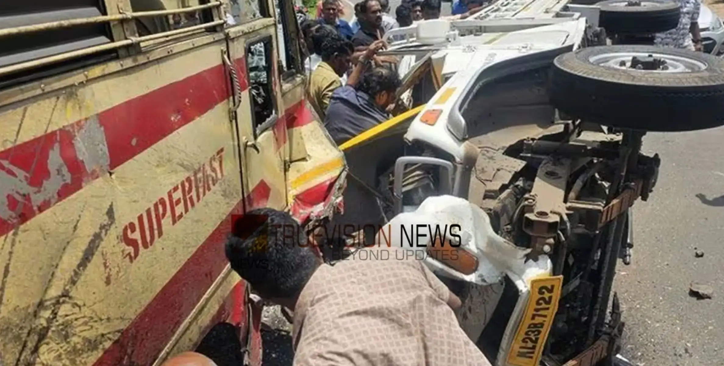 #Accident | കെഎസ്ആർടിസി ബസും പിക്ക് അപ്പും കൂട്ടിയിടിച്ച് അപകടം ; 9 പേർക്ക് പരിക്കേറ്റു