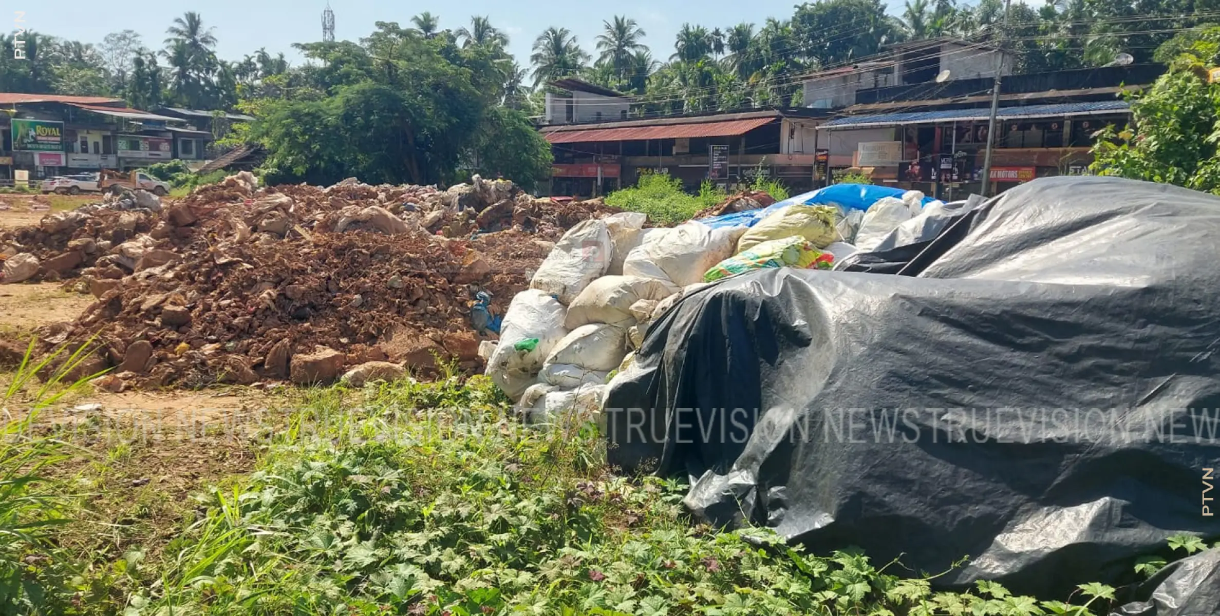 പേരാമ്പ്ര ടൗണ്‍ മധ്യത്തിലെ മൈതാനത്ത് മാലിന്യം തള്ളിയ നിലയില്‍ 