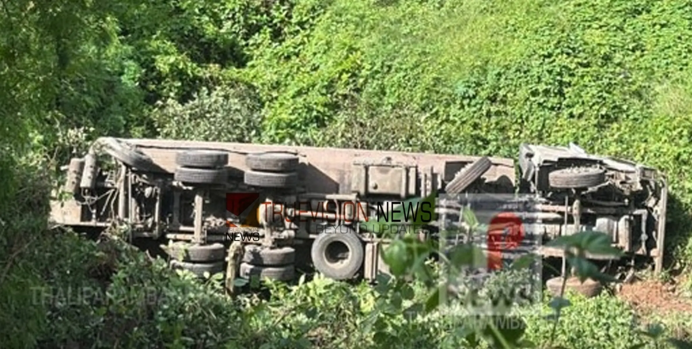 #accident | ദേശീയപാതയിൽ  ടാങ്കർ ലോറി താഴ്ചയിലേക്ക് മറിഞ്ഞ് അപകടം, ഡ്രൈവര്‍ക്ക് പരിക്ക് 