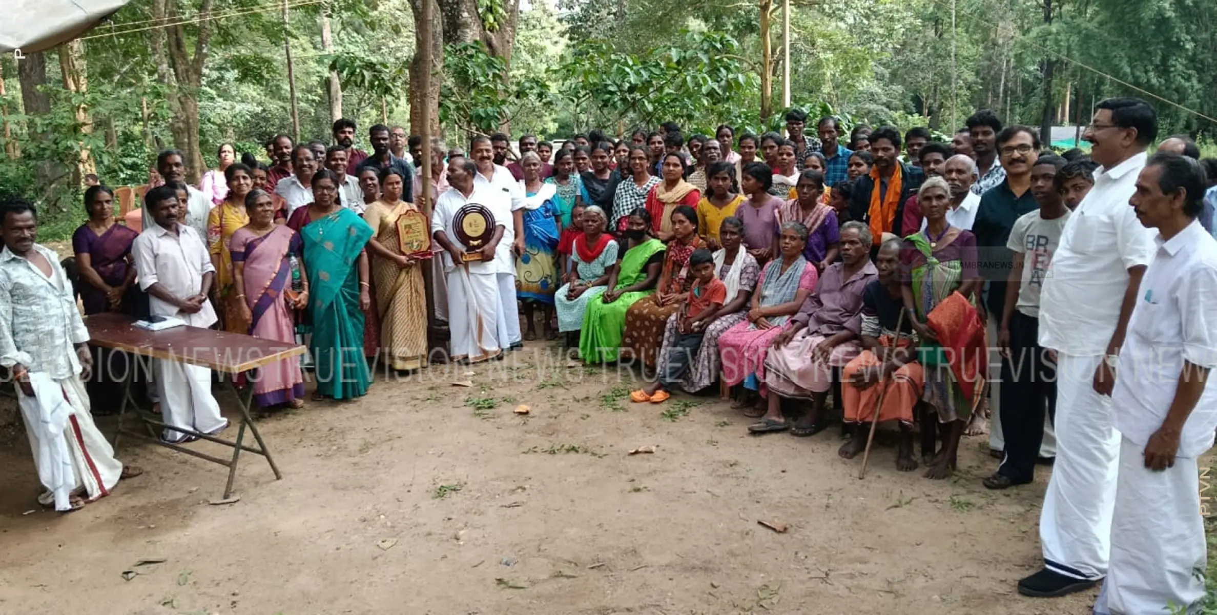 സമര ഭൂമിയിലുള്ള കുടുംബങ്ങള്‍ക്ക് ഓണക്കോടിയും ഓണ സദ്യയും നല്കി കോഴിക്കോട് ജില്ല ഏകതാ പരിഷത്ത് 