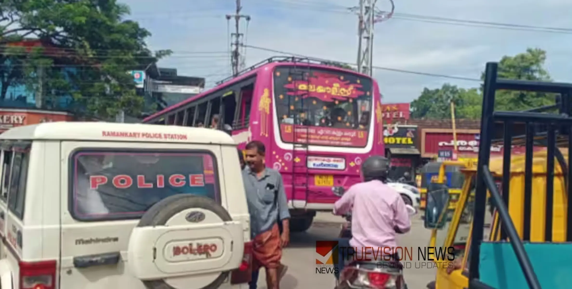 #attack |  ബസ് ജീവനക്കാർക്ക് നേരെ ആക്രമണം; ചെളി തെറിപ്പിച്ചെന്ന് പറഞ്ഞ് ബസ് ഡ്രൈവറുടെ തലയിൽ പെട്രോളൊഴിച്ച് ബൈക്ക് യാത്രികൻ, അറസ്റ്റ് 