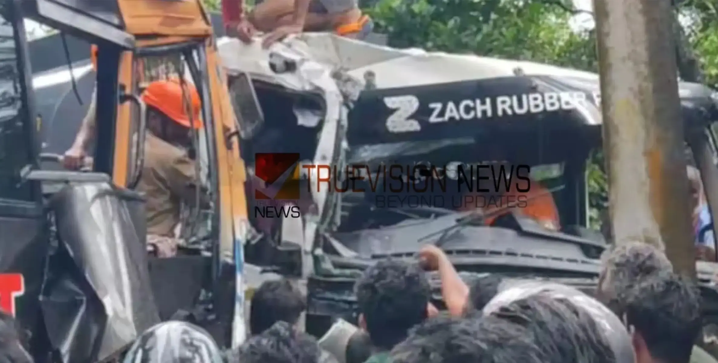 #accident | സ്വകാര്യ ബസും ടാങ്കർ ലോറിയും കൂട്ടിയിടിച്ച് നിരവധി പേർക്ക് പരിക്ക്