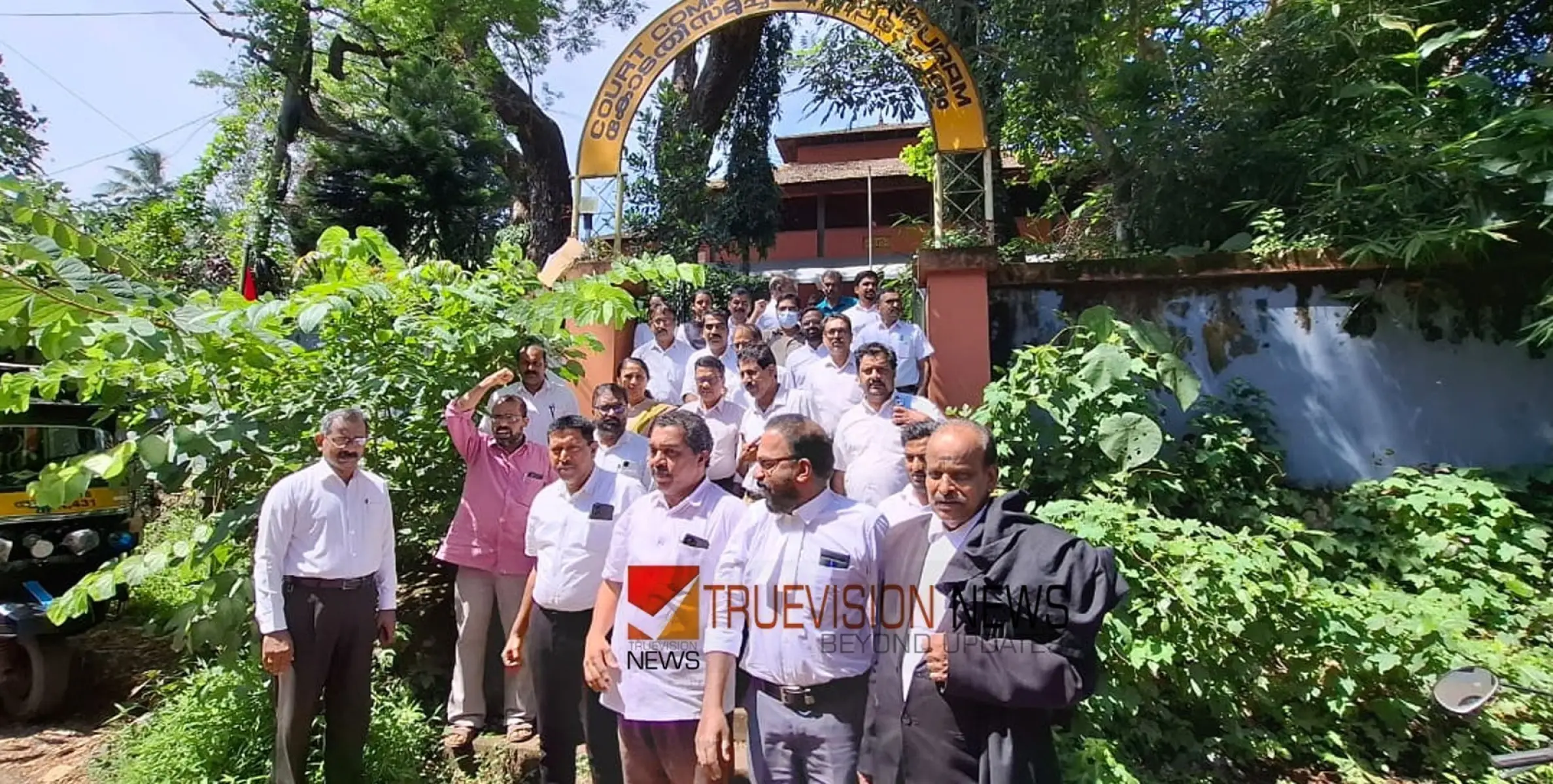  #protest | സെക്രട്ടറിക്ക് മർദ്ദനം; കല്ലാച്ചിയിൽ അഭിഭാഷകരുടെ പ്രതിഷേധ പ്രകടനം  