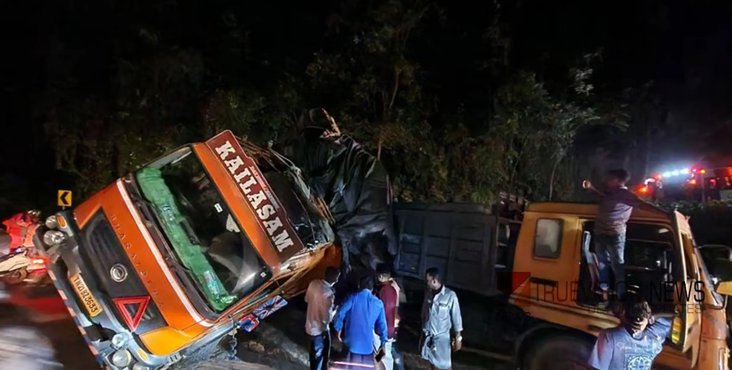 #Accident | താമരശ്ശേരി ചുരത്തിൽ ലോറി മറിഞ്ഞ് അപകടം;ഗതാഗതം ഭാഗികമായി തടസ്സപ്പെട്ടു