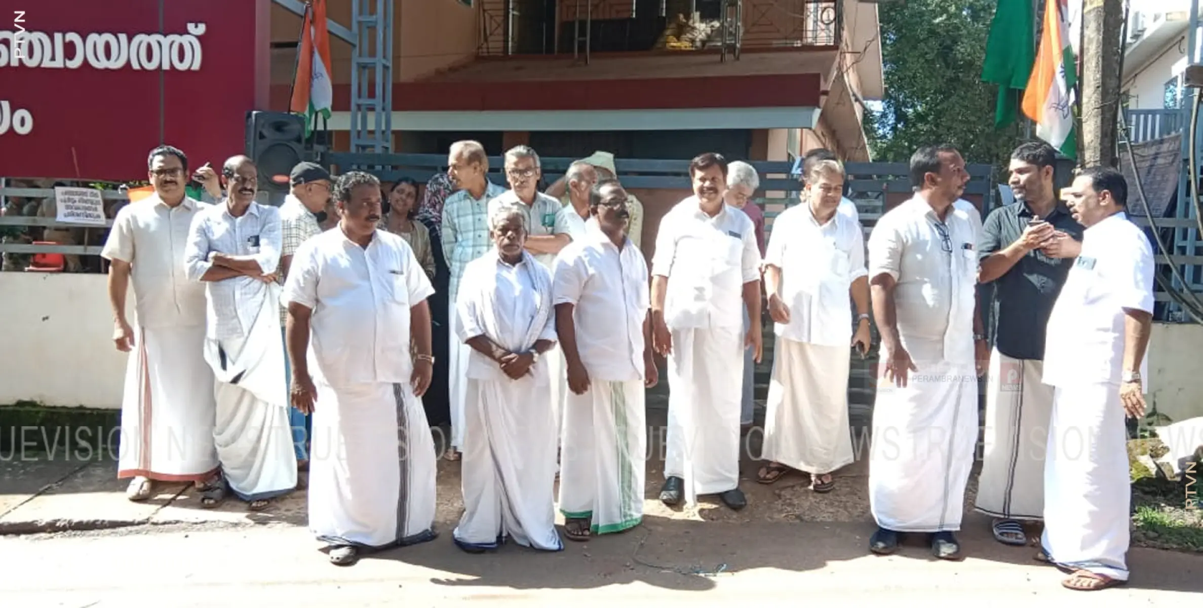 മാലിന്യ പ്രശ്‌നം; യുഡിഎഫ് പേരാമ്പ്ര ഗ്രാമപഞ്ചായത്ത് ഓഫീസ് ഉപരോധം തുടങ്ങി 