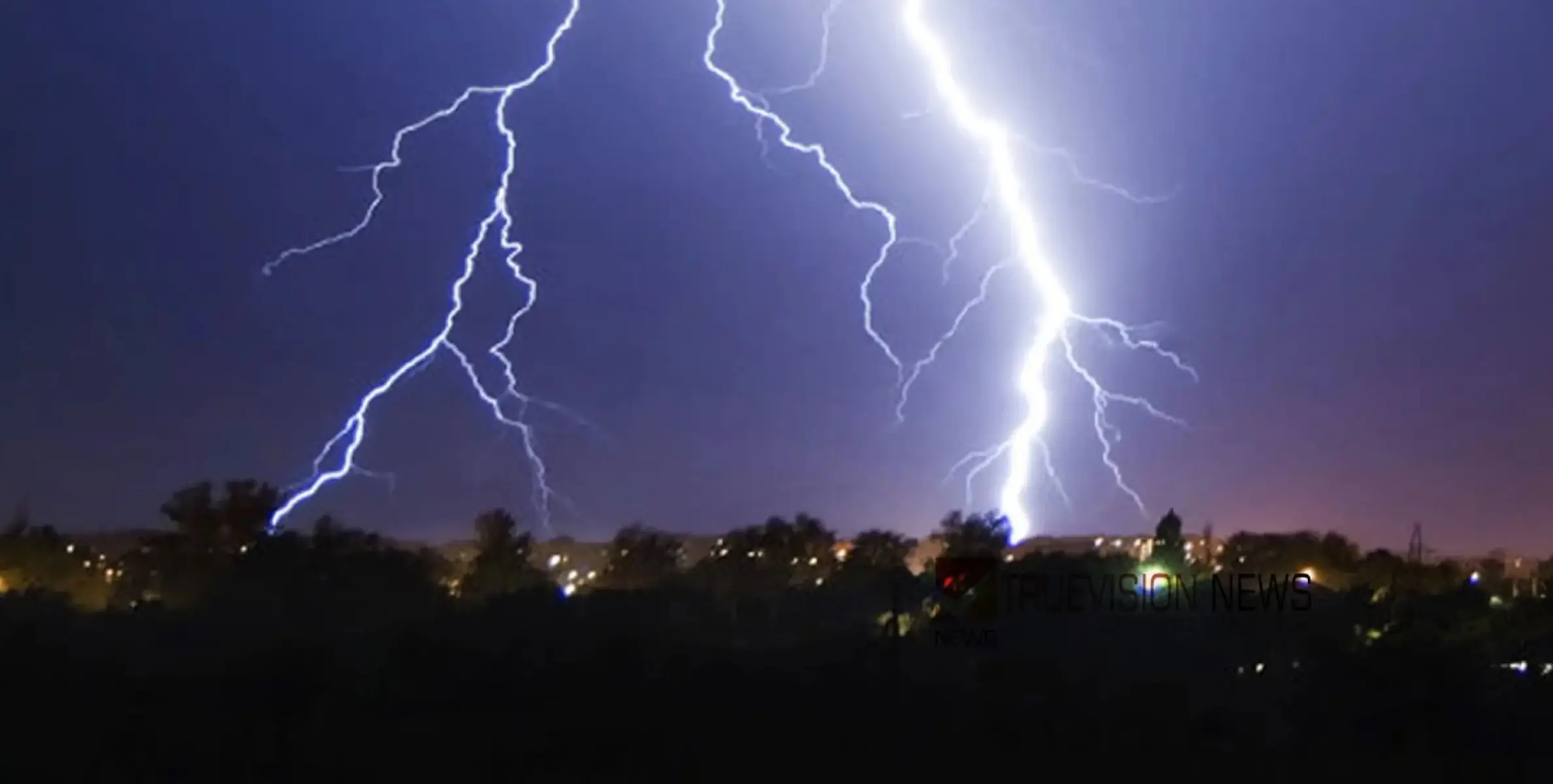 #lightning | വീടിനുള്ളിൽ ഇരുന്ന് ഭക്ഷണം കഴിക്കുന്നതിനിടെ മിന്നലേറ്റ് മൂന്ന് പേർക്ക് പരിക്ക് 