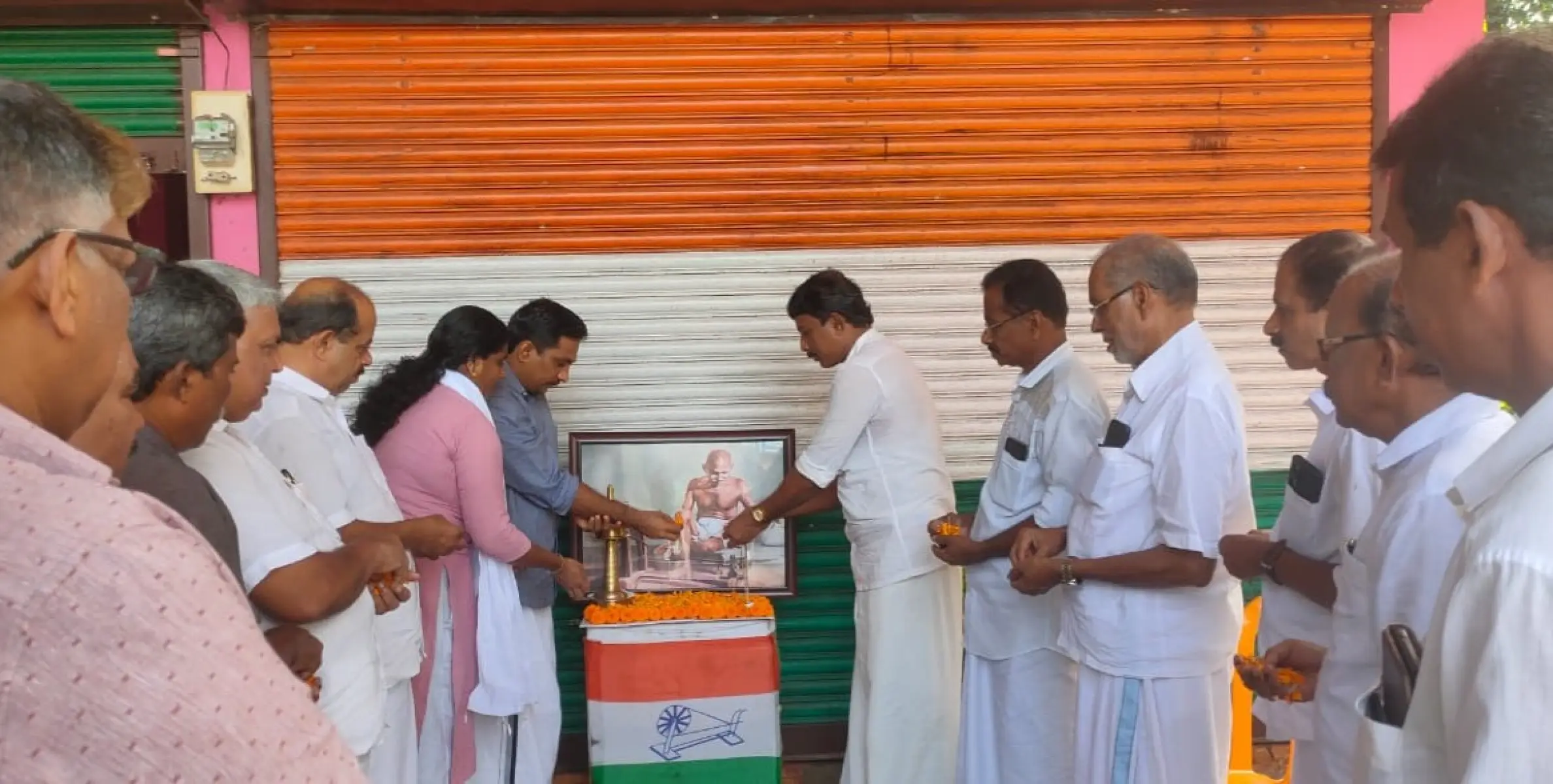 പേരാവൂർ മണ്ഡലം കോൺഗ്രസ് കമ്മിറ്റിയുടെ ആഭിമുഖ്യത്തിൽ ഗാന്ധി സ്മൃതി സംഗമവും പുഷ്പാർച്ചനയും നടത്തി