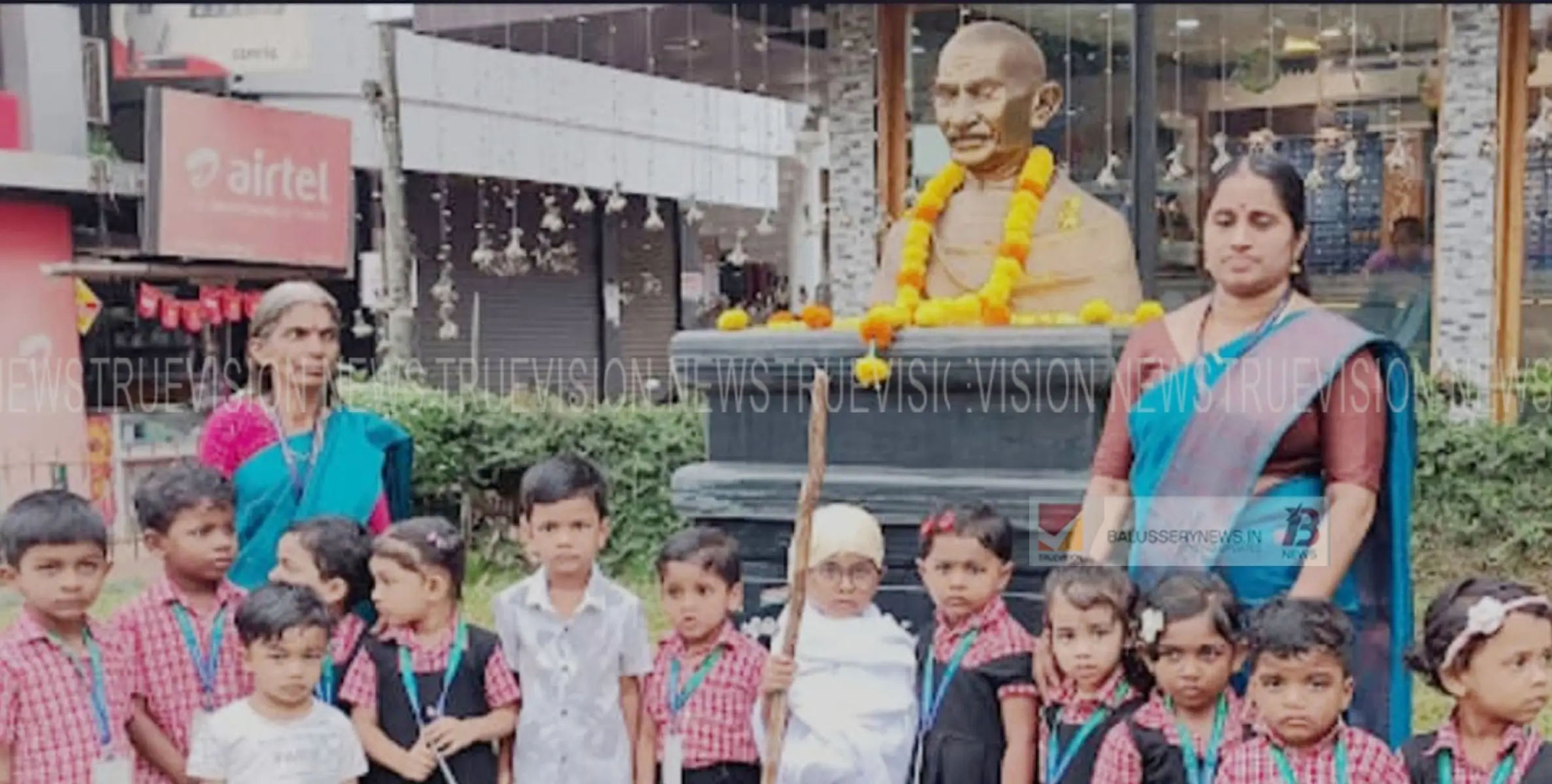 അംഗനവാടി കുട്ടികൾ ഗാന്ധിയുടെ പ്രതിമയിൽ പുഷ്പാർച്ചന നടത്തി