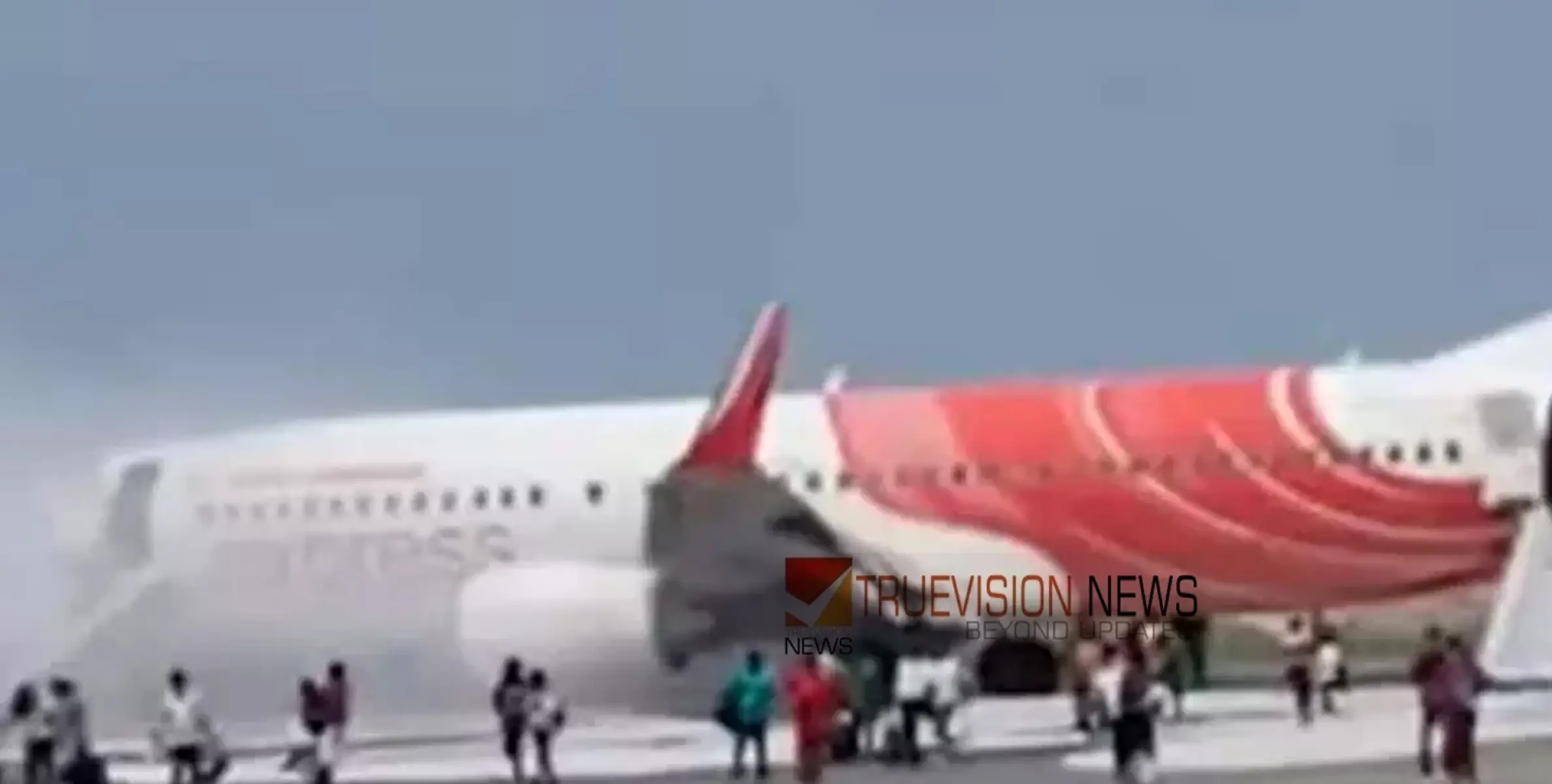 #AirIndiaExpress | പുറപ്പെടാനൊരുങ്ങിയ എയര്‍ഇന്ത്യ എക്‌സ്പ്രസ് വിമാനത്തിൽ പുക; പരിഭ്രാന്തരായി യാത്രക്കാർ 