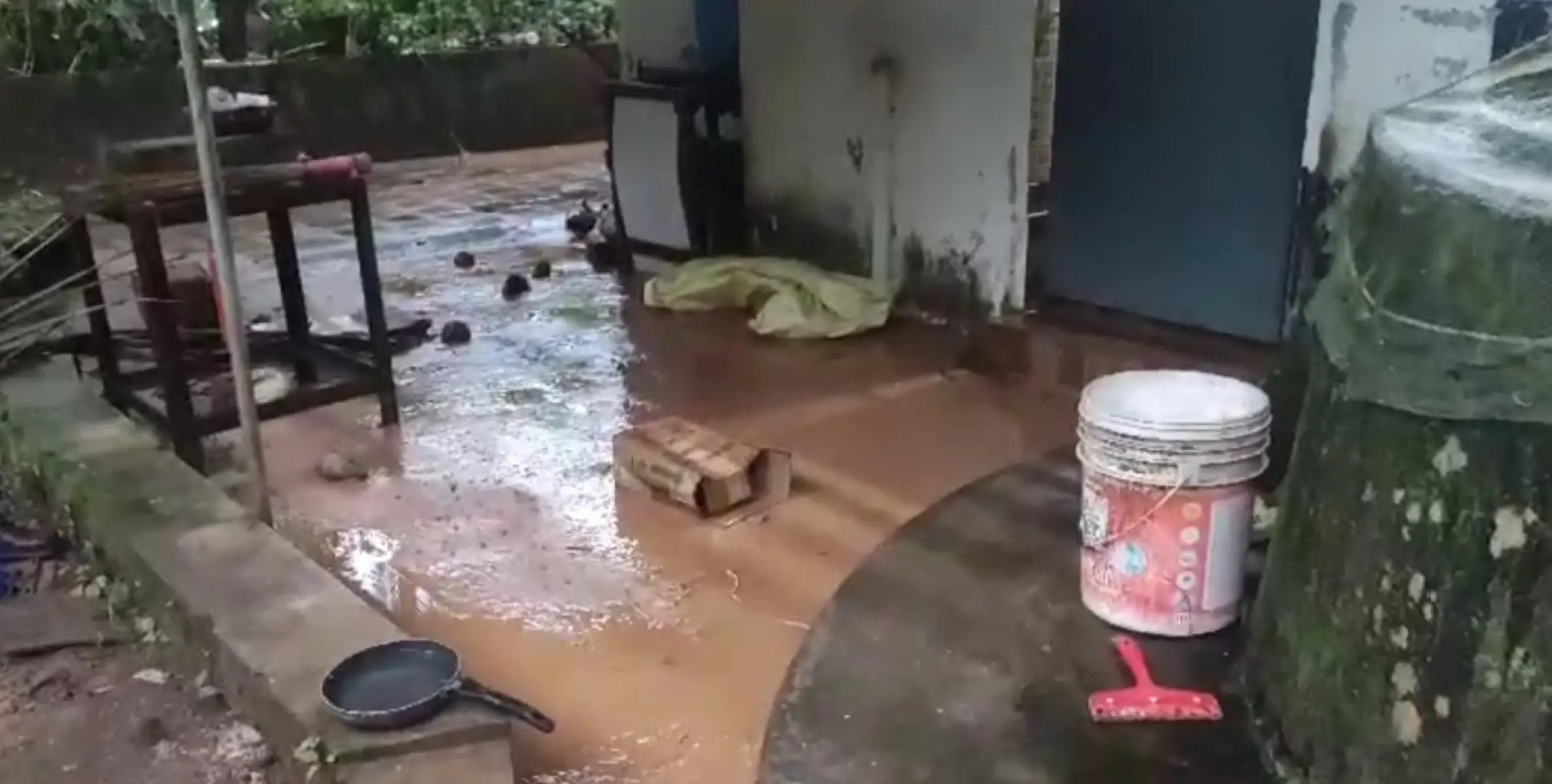 കനത്ത മഴയിൽ കണ്ണൂർ വിമാനത്താവള പ്രദേശത്ത് നിന്ന് വെള്ളം കുത്തിയൊഴുകി  നാശനഷ്ടം