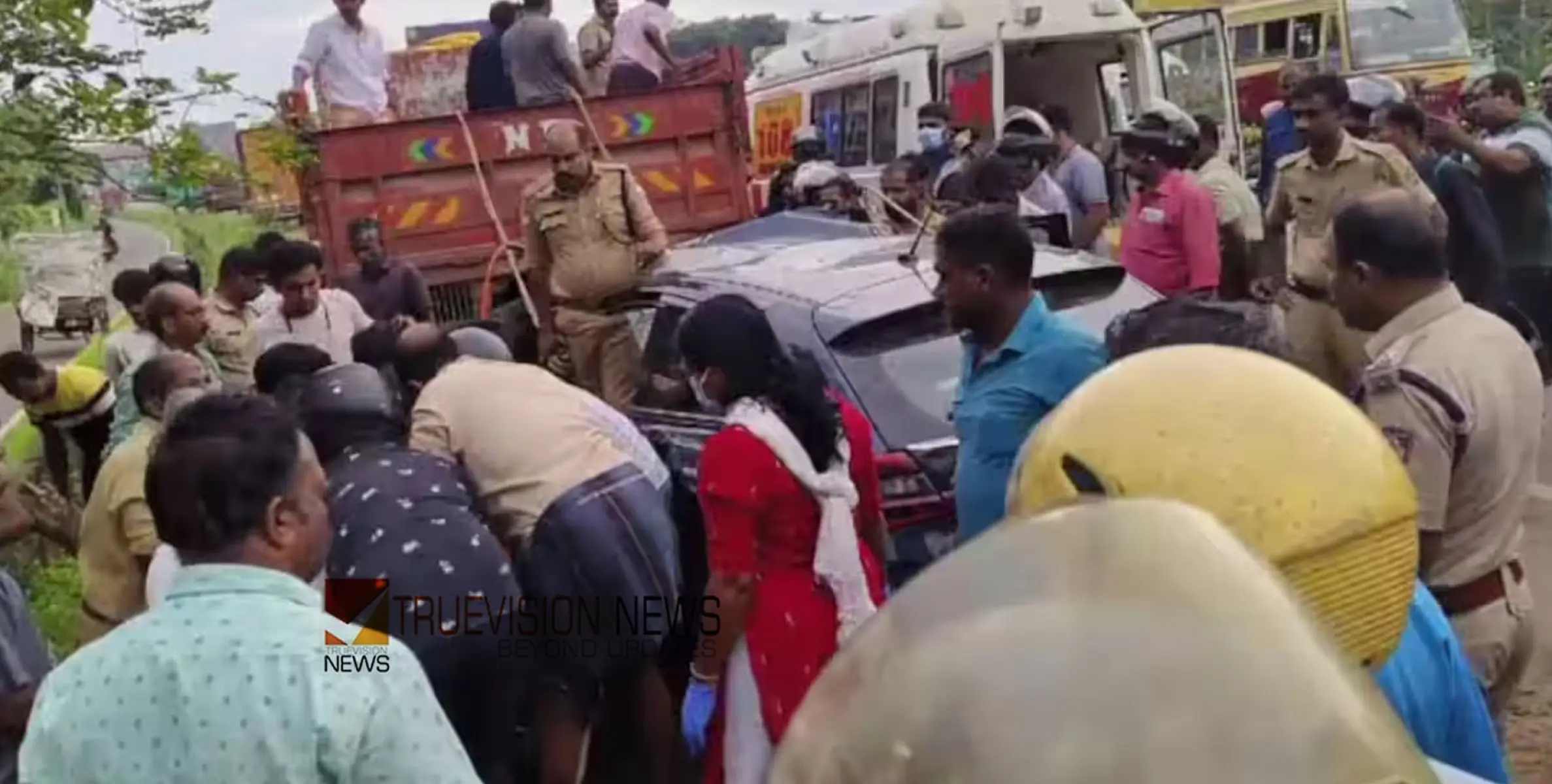 #accident |  കാർ ലോറിക്ക് പിന്നിൽ ഇടിച്ച് അപകടം; യുവതി മരിച്ചു, ഭർത്താവിനും മകനും പരിക്ക്