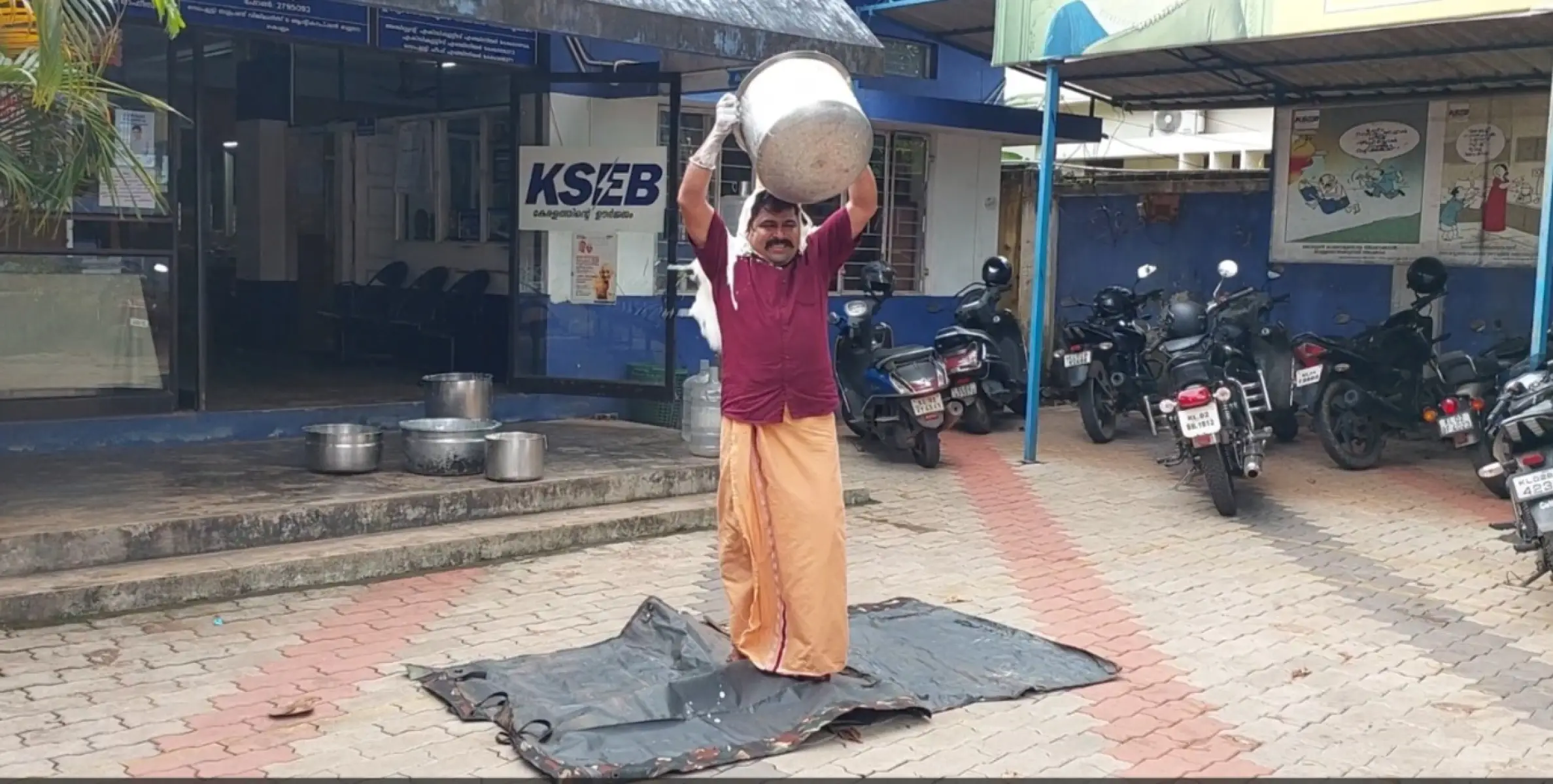 വൈദ്യുതി മുടങ്ങി ; ദോശമാവിൽ കുളിച്ച്    മില്ലുടമയുടെ പ്രതിഷേധം