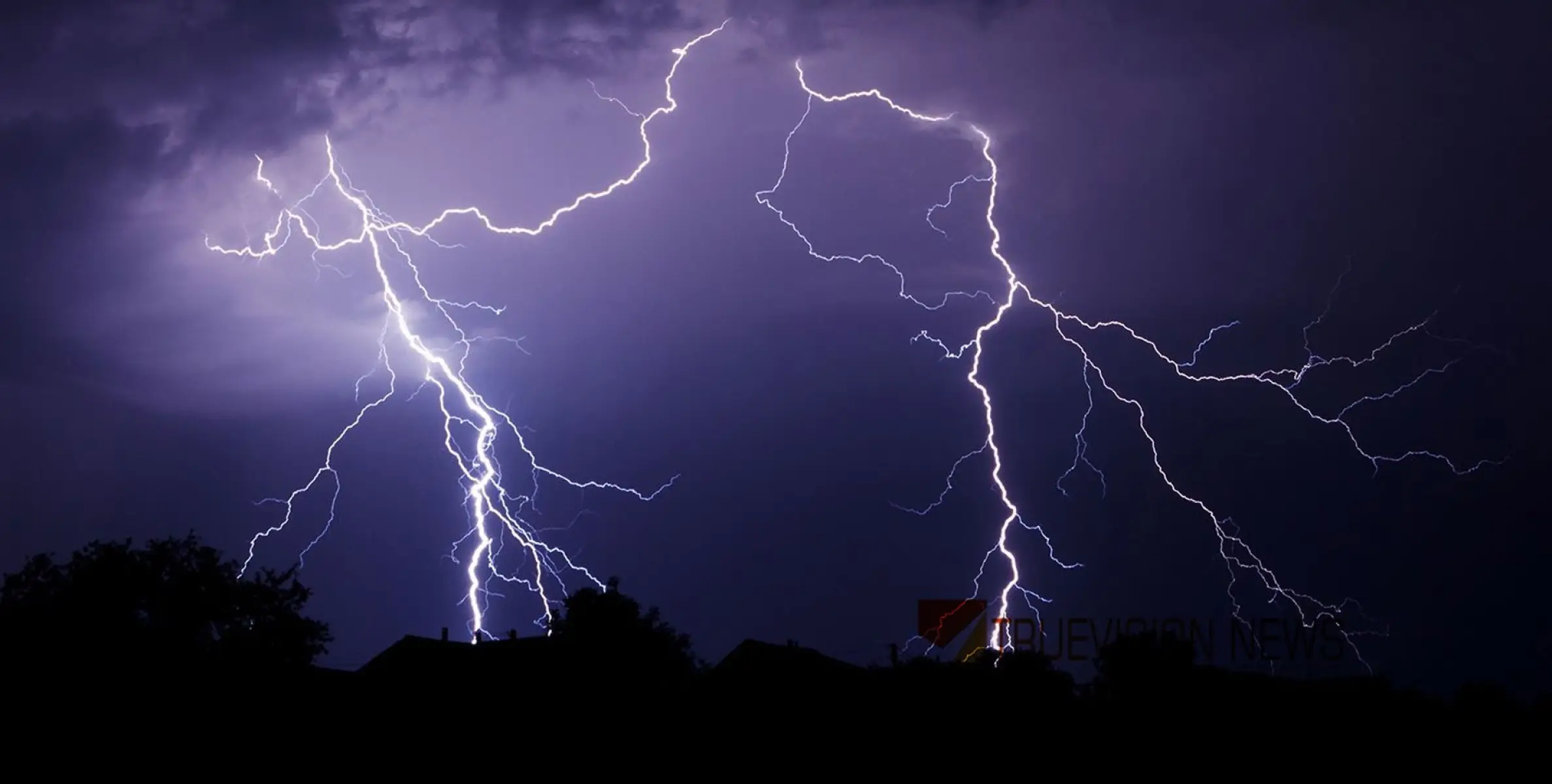 #lightningstrike |  'ഒരു അഗ്നിഗോളം വന്ന് പതിക്കും പോലെ അനുഭവപ്പെട്ടു'; കോഴിക്കോട് കാവിലുംപാറയിൽ ഇടിമിന്നലിൽ വീട്ടമ്മയ്ക്ക് പരിക്ക്, വീടിന് കേടുപാടുകൾ