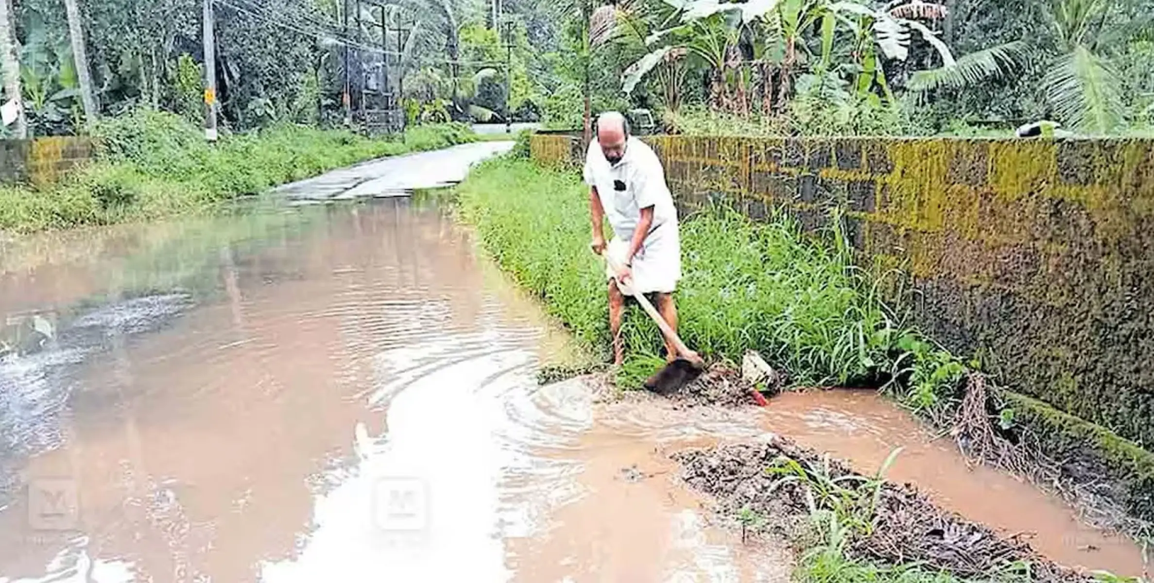 #Waterlogging | റോഡിൽ വെള്ളക്കെട്ട്; തൂമ്പയുമായി പ്രസിഡന്റ് 