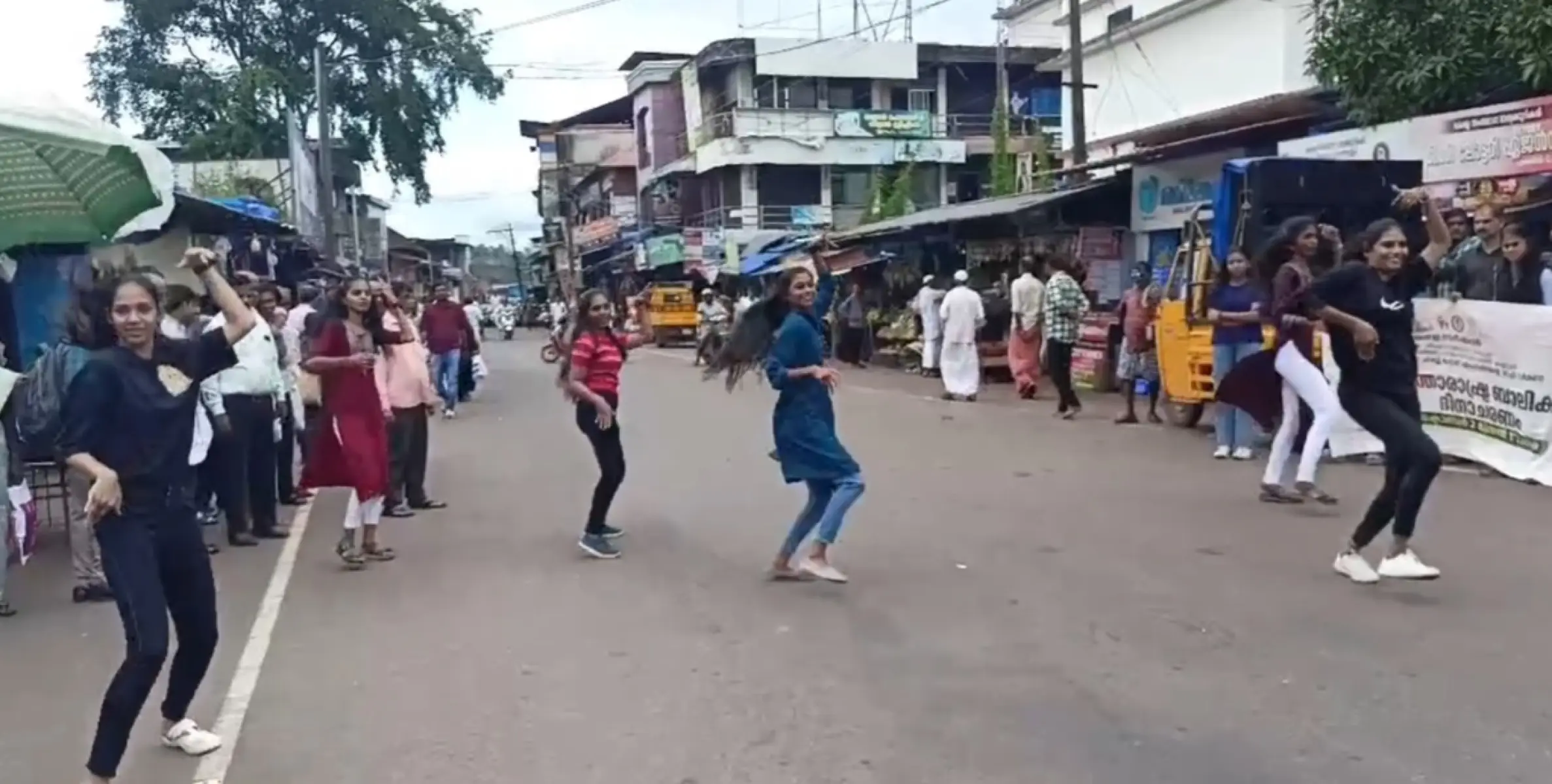 അന്താരാഷ്ട്ര ബാലികാദിനo ; തളിപ്പറമ്പിൽ ഫ്ലാഷ് മോബ് നടത്തി