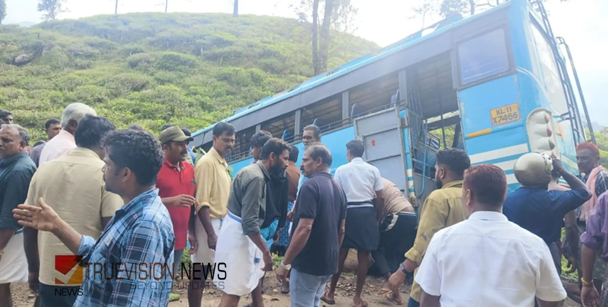 #Accident | വയനാട് ചൂരൽമലയിൽ സ്വകാര്യ ബസ് നിയന്ത്രണം വിട്ട് അപകടം; കാൽനട യാത്രക്കാരായ രണ്ട് പേർക്ക് പരിക്ക് 