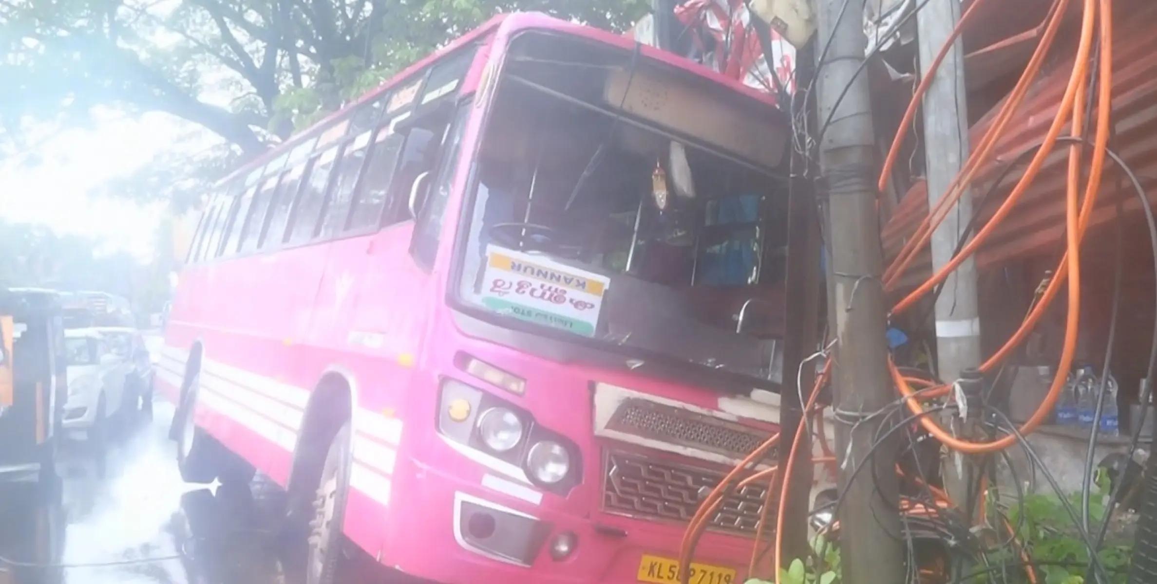 കണ്ണോത്തുംചാലിൽ ബസ്സ് നിയന്ത്രണം  വിട്ട് കടയിലേക്ക് ഇടിച്ച് കയറി