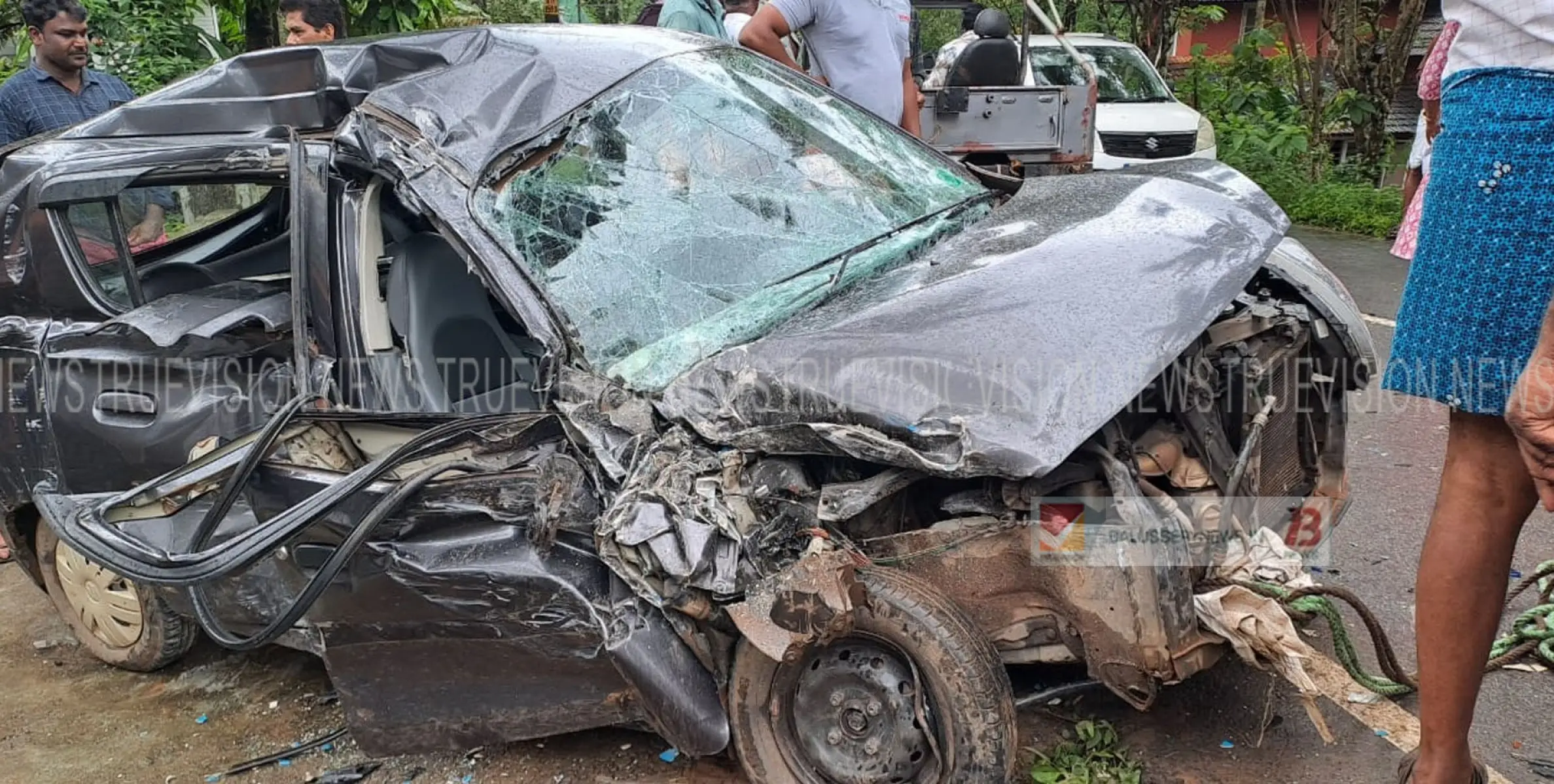 ബസും കാറും കൂട്ടിയിടിച്ച് രണ്ട് പേർക്ക് പരിക്ക്