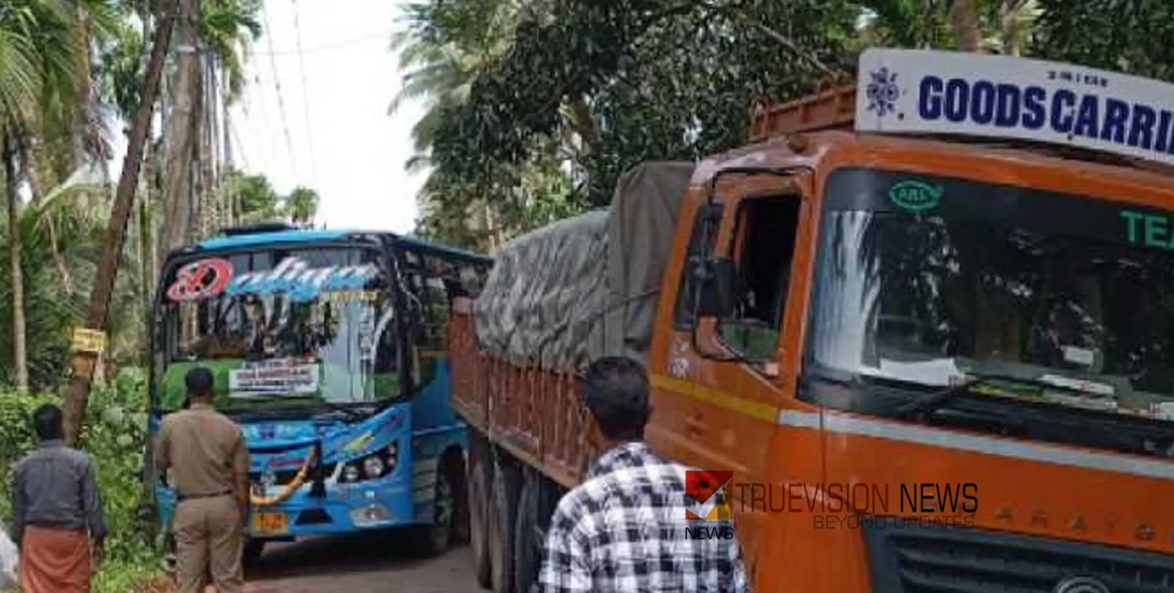  #traffic | ജലമിഷൻ ചാലിൽ ലോറി കുടുങ്ങി അരൂരിൽ ഗതാഗതം നിലച്ചു