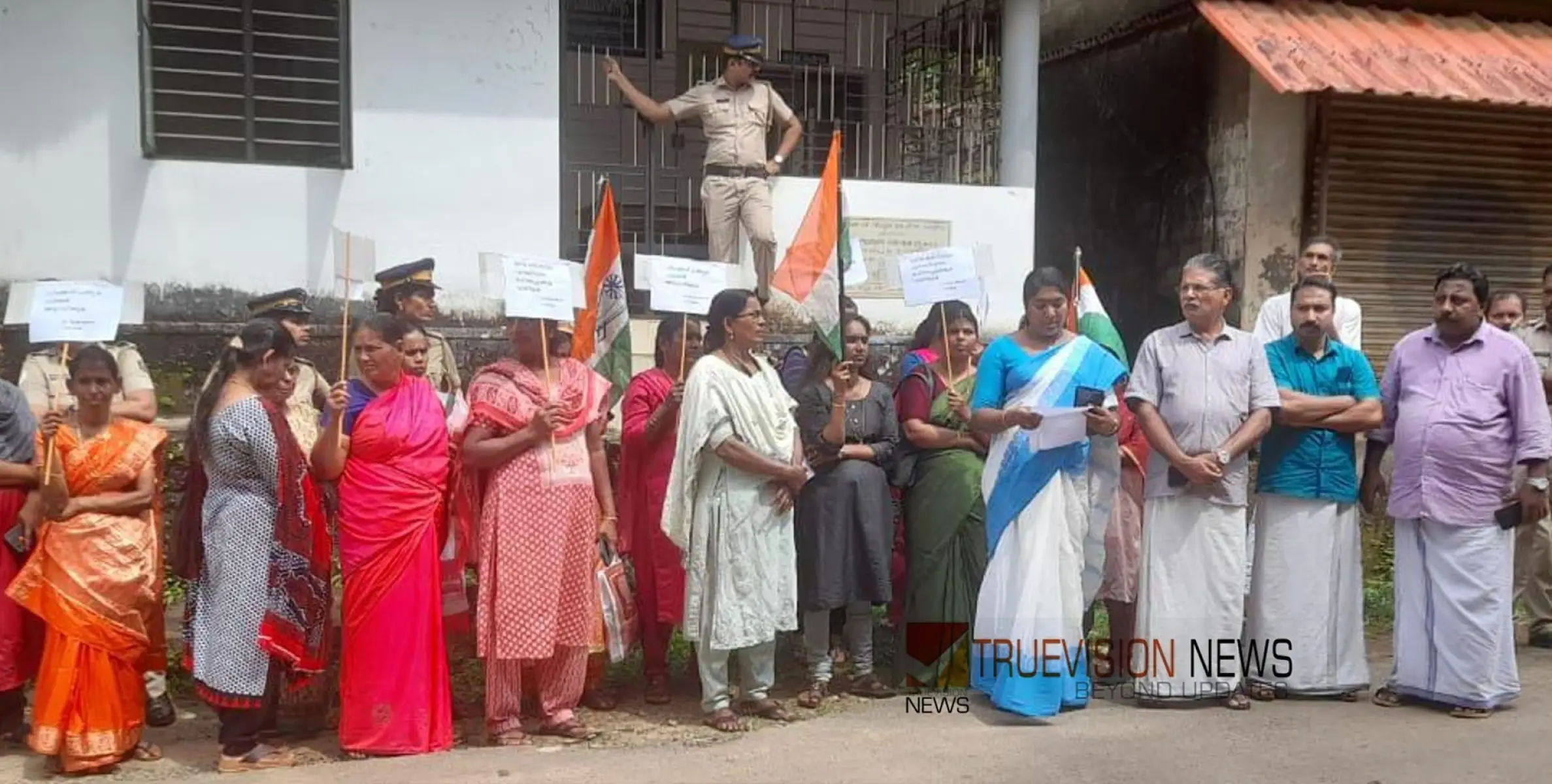 #MahilaCongress | വില്ലേജ് ഓഫീസ് ഉപരോധിച്ചു; വിലങ്ങാടിനോടുള്ള സർക്കാർ അവഗണന അവസാനിപ്പിക്കുക - മഹിളാ കോൺഗ്രസ്‌ 