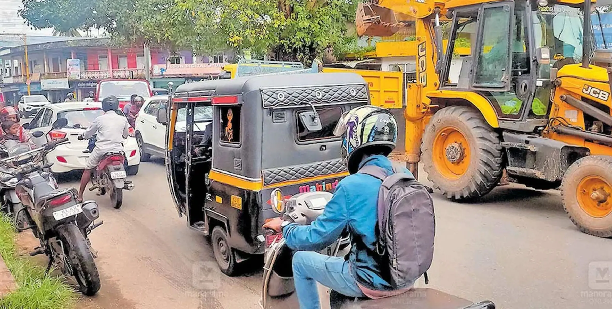 #Traffic | ചെറായി ദേവസ്വം നട ജംക്‌ഷനിൽ ഗതാഗതക്കുരുക്ക‌് 