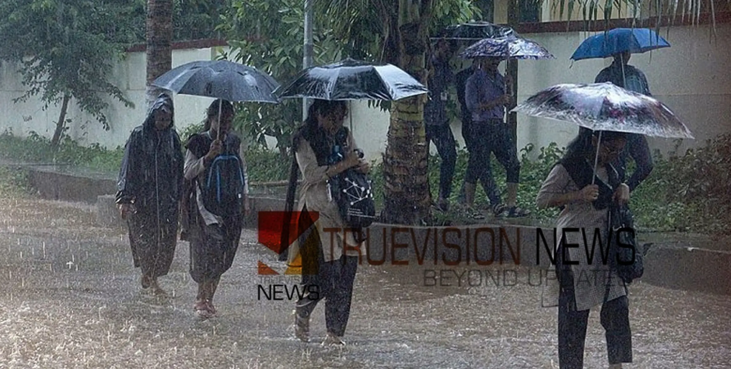 #heavyrain | കനത്ത മഴ; റോഡുകൾ വെള്ളത്തിൽ മുങ്ങി,  ജില്ലയിൽ ഇന്ന് സ്കൂളുകള്‍ക്ക് അവധി പ്രഖ്യാപിച്ചു