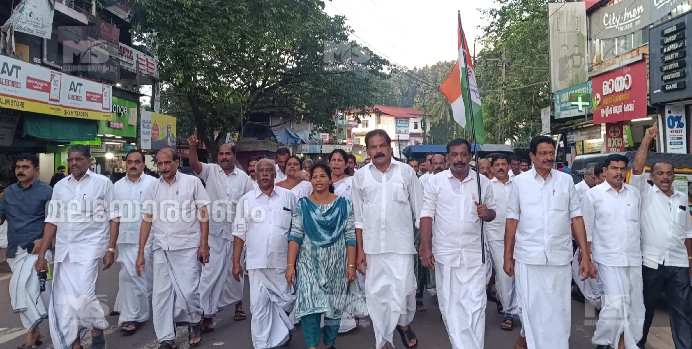 പി പി ദിവ്യയുടെ രാജിയും അറസ്റ്റും ആവശ്യപ്പെട്ട് ഇരിട്ടി ടൗണിൽ പ്രതിഷേധ പ്രകടനം