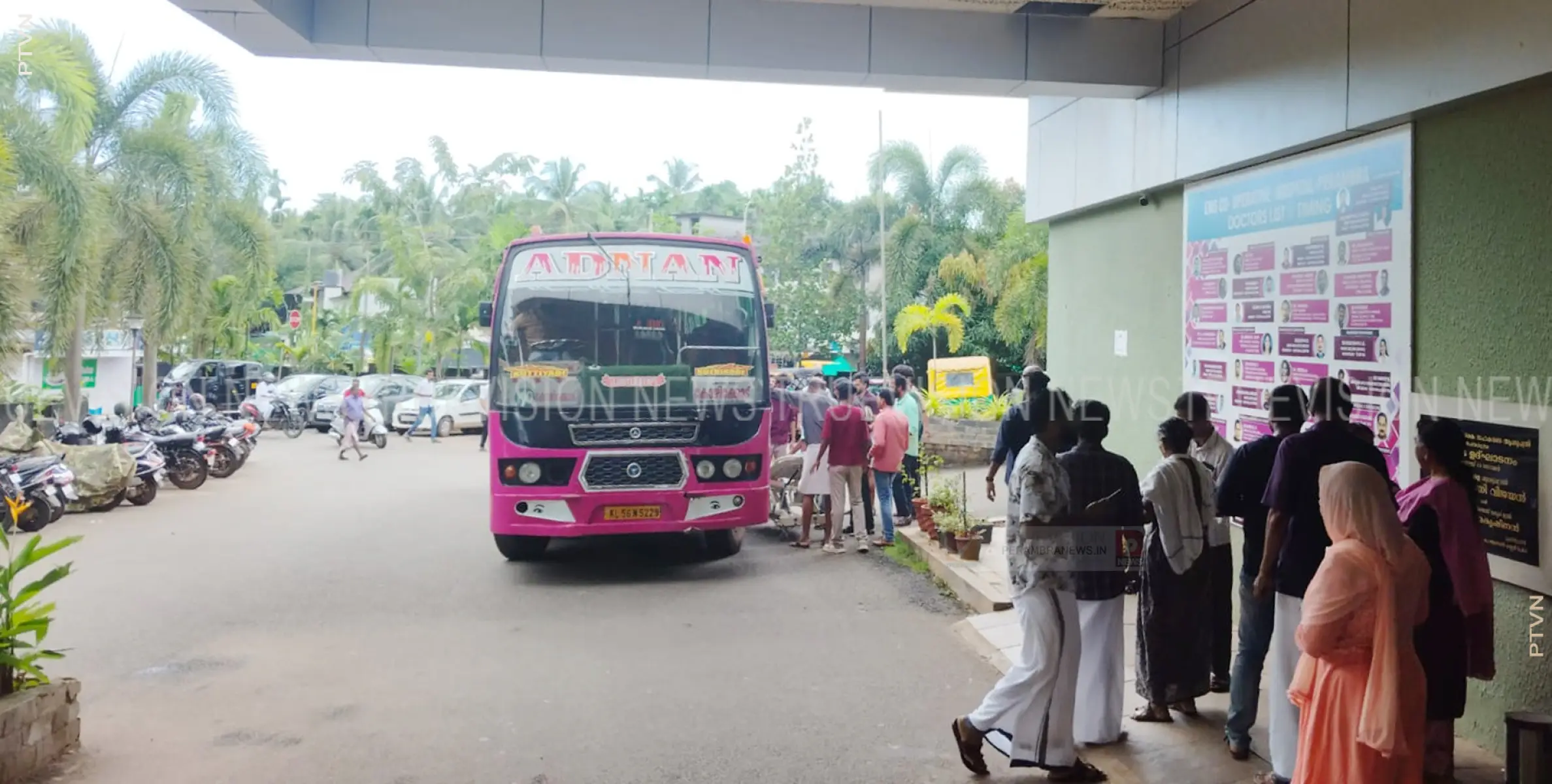 കുഴഞ്ഞ് വീണ രോഗിയുമായി ആബുലന്‍സ് കണക്കെ ബസ് ആശുപത്രി മുറ്റത്തേക്ക് 