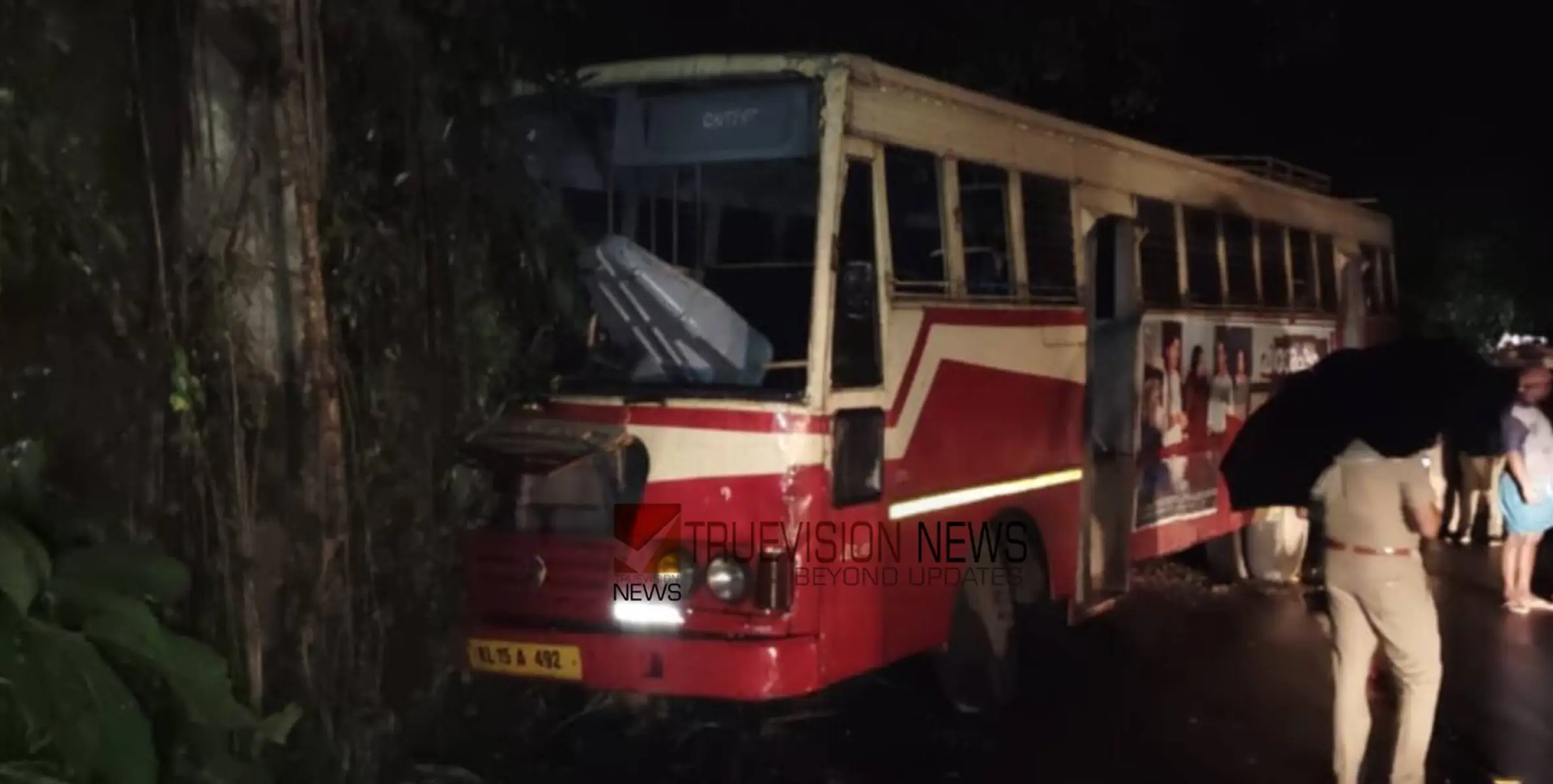 #accident | കെഎസ്ആ‌ർടിസി ബസ് നിയന്ത്രണം വിട്ട് മതിലിൽ ഇടിച്ച് അപകടം, 10 പേർക്ക് പരിക്ക്