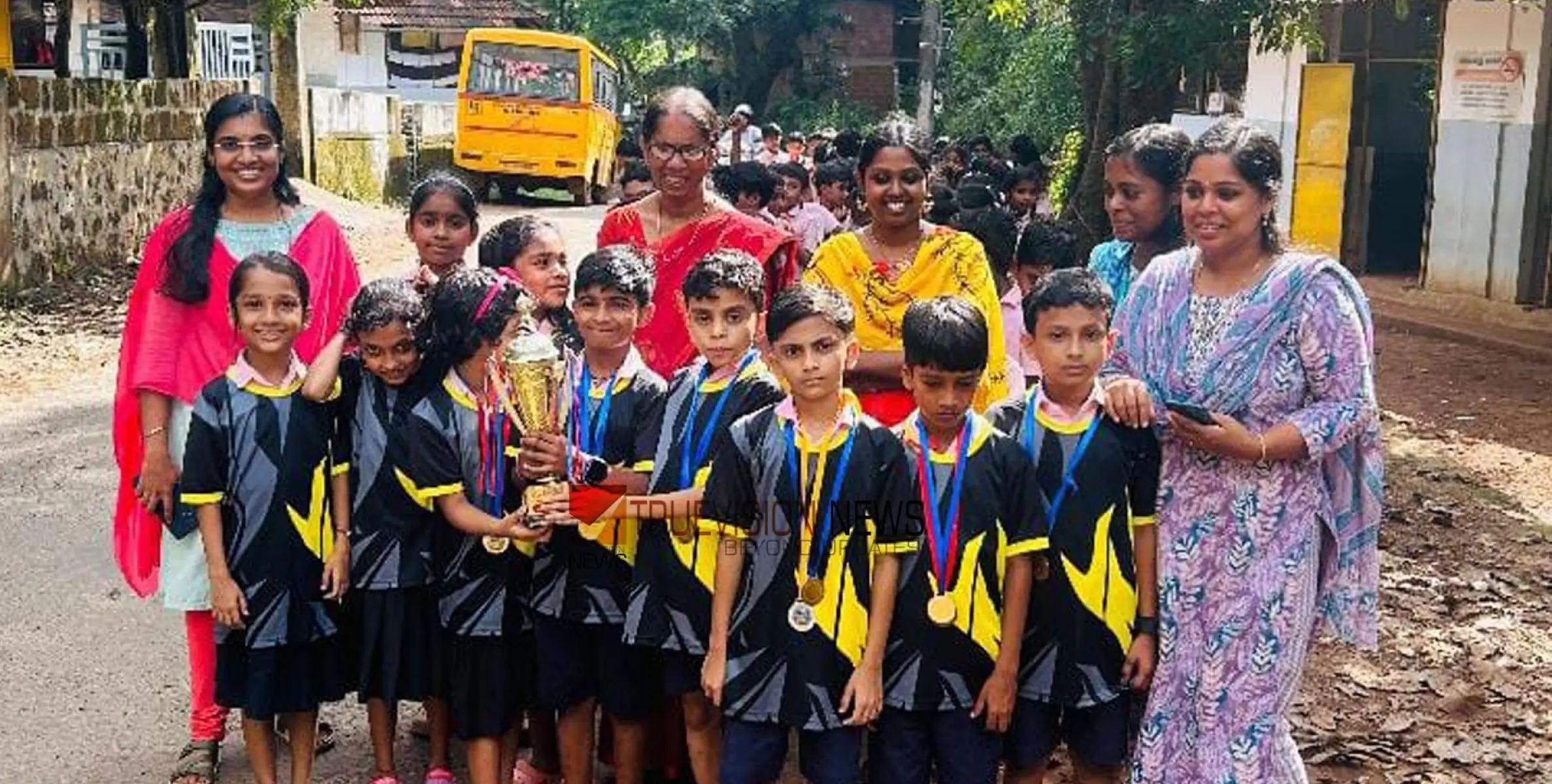 #Champions | ചാമ്പ്യൻമാർ....നാദാപുരം സബ് ജില്ല കായികമേള; എൽ.പി വിഭാഗത്തിൽ പൂവ്വം വയൽ എൽ പി സ്കൂളിന് ഒന്നാം സ്ഥാനം 