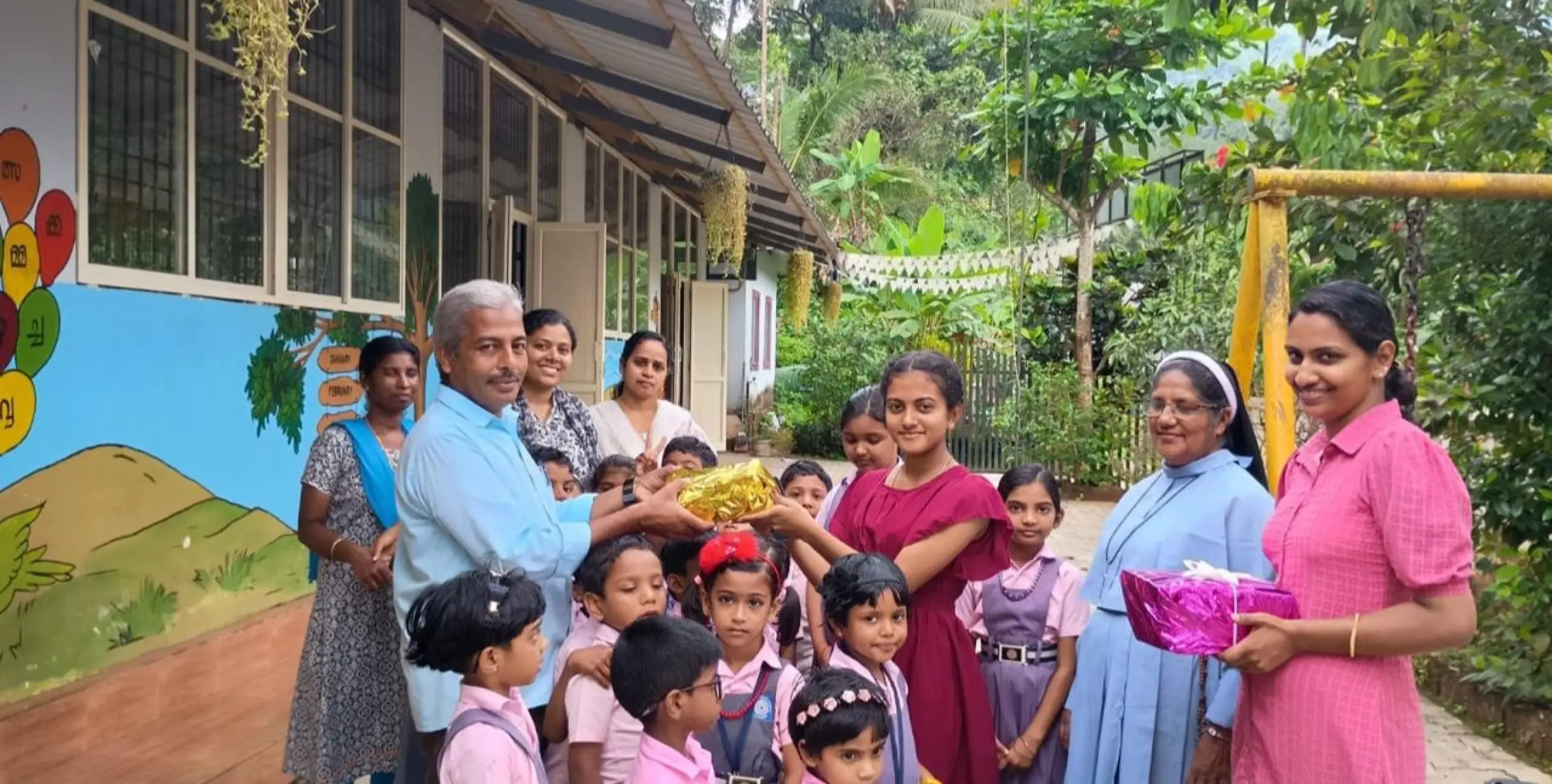 മിഷൻ മാസാചരണത്തിൻ്റെ ഭാഗമായി കോളിത്തട്ട് സ്കൂളിലേക്ക് പുസ്തകങ്ങൾ സമ്മാനിച്ചു