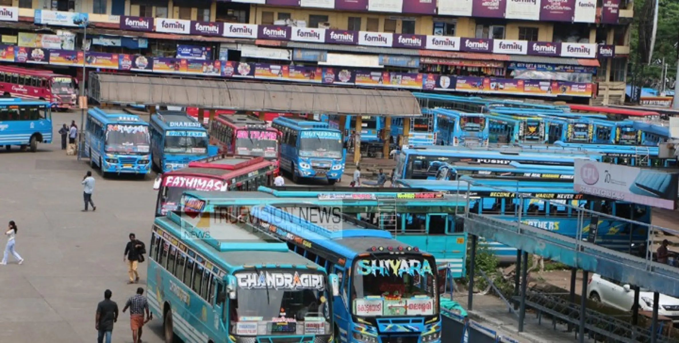 കണ്ണൂർ - തലശേരി റൂട്ടിലെ സ്വകാര്യ ബസ് സമരം പിൻവലിച്ചു ;   തീരുമാനം മന്ത്രി രാമചന്ദ്രൻ കടന്നപ്പള്ളിയുമായി നടത്തിയ ചർച്ചയിൽ    