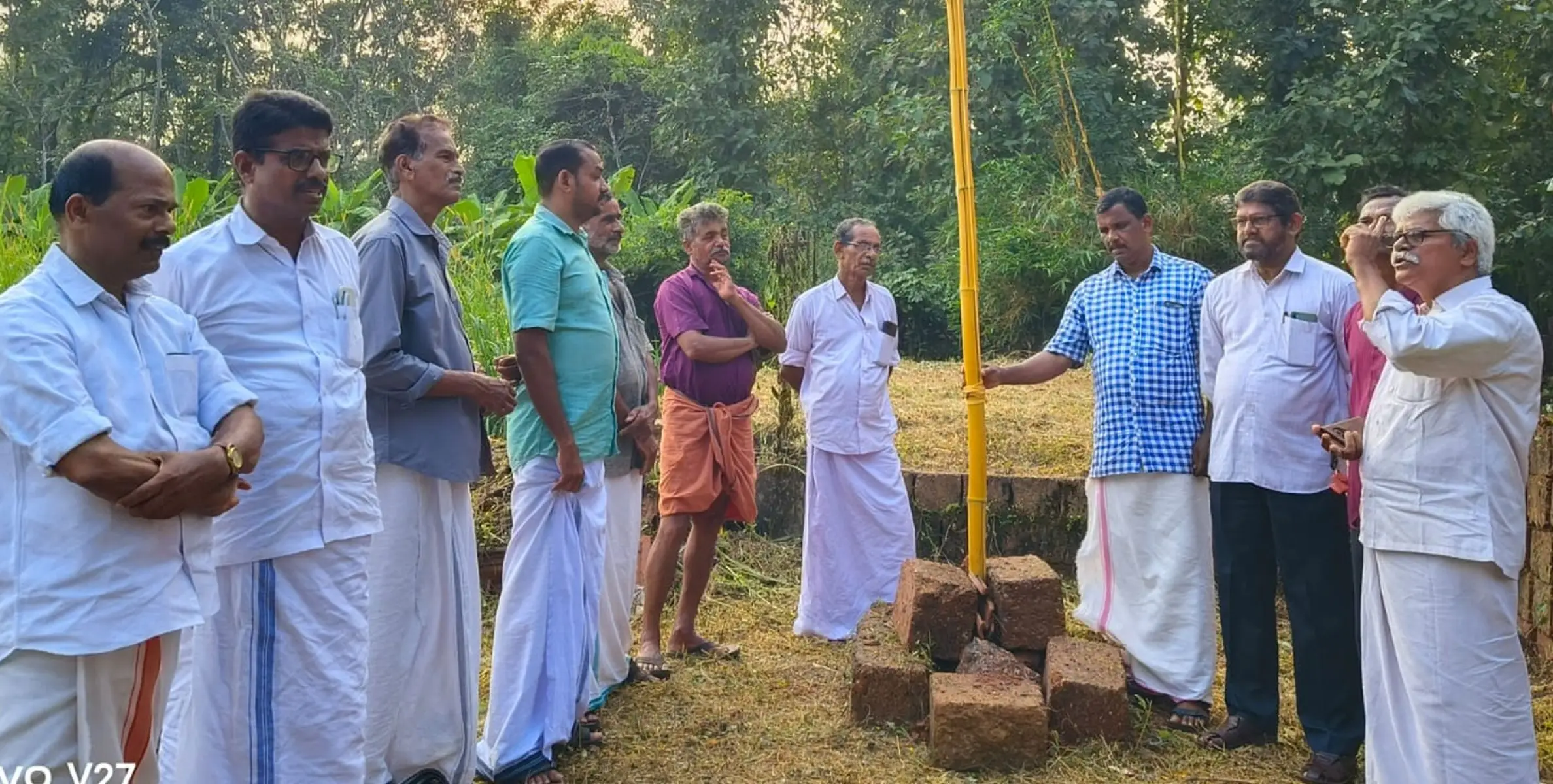 വെള്ളാവിൽ ഉയർത്തിയ കോൺഗ്രസ്‌ കൊടിയും കൊടി മരവും സി പി എം പ്രവർത്തകർ എടുത്ത് കൊണ്ട് പോയി, അതെ സ്ഥലത്ത് വീണ്ടും വീണ്ടും കൊടി ഉയർത്തി