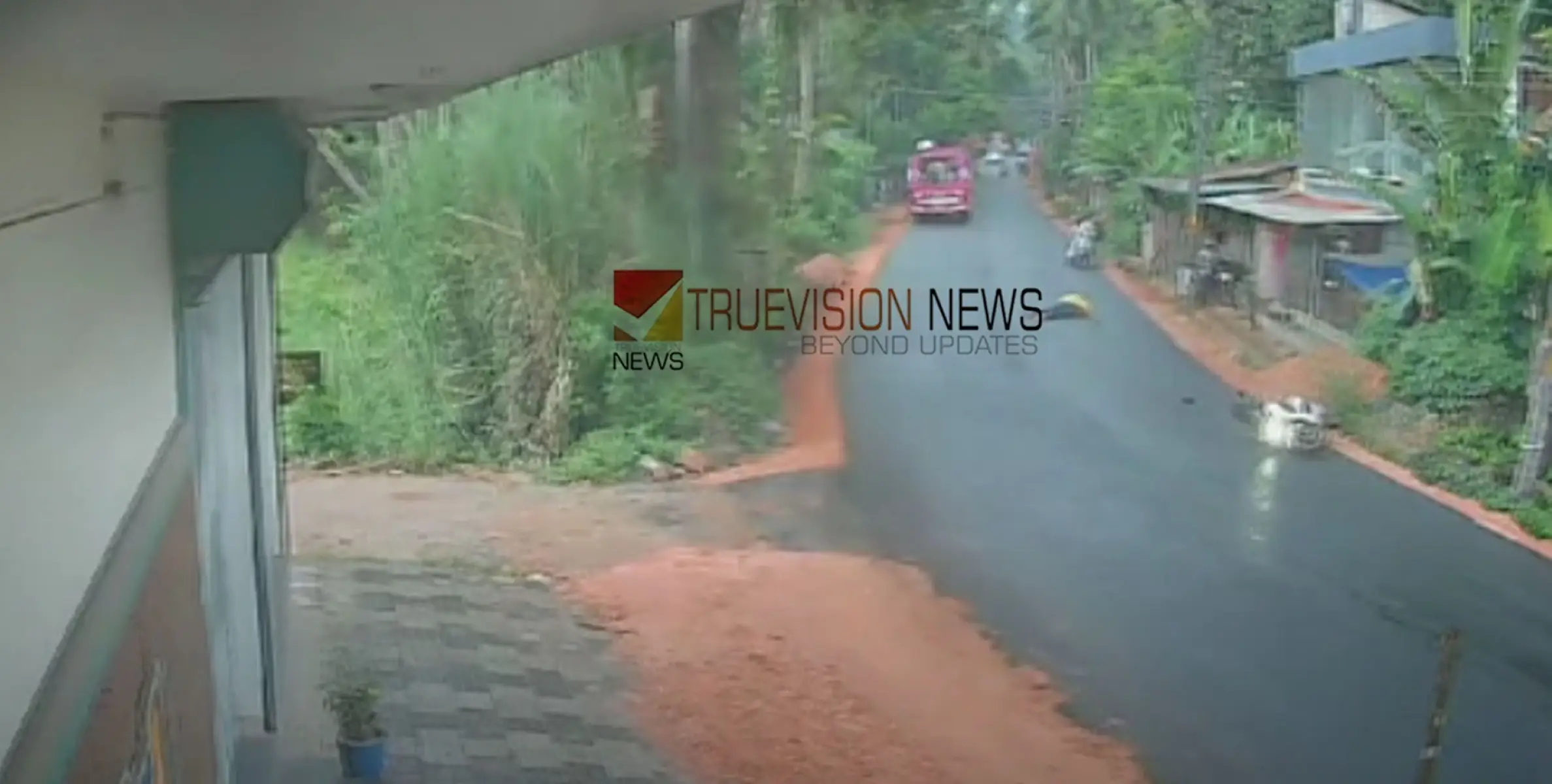 #accident | കോഴിക്കോട്  അത്തോളിയിൽ ബസ്സും ബൈക്കും കൂട്ടിയിടിച്ച് അപകടം;  ബൈക്ക് യാത്രക്കാരനായ യുവാവിന് ദാരുണാന്ത്യം 